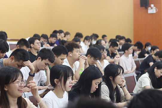 图为同学们在认真听讲.jpg 图为同学们在认真听讲.jpg