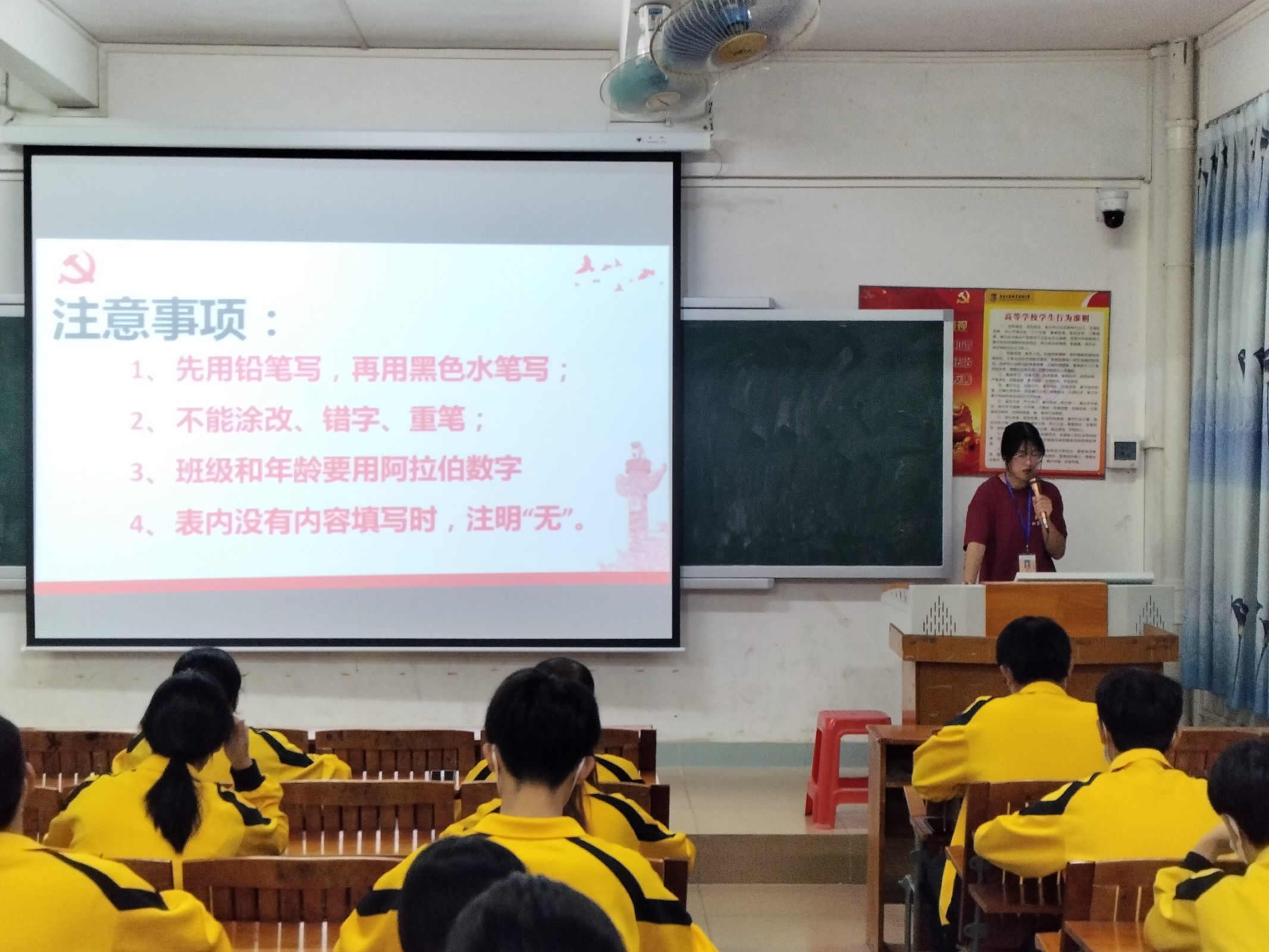 图为工作人员说明注意事项.jpg 图为工作人员说明注意事项.jpg