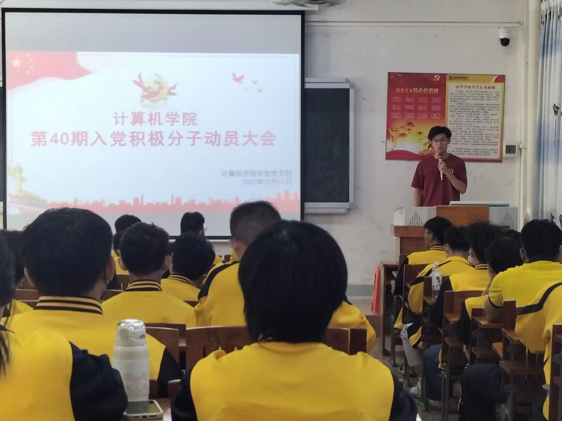 图为主持人在讲解.jpg 图为主持人在讲解.jpg