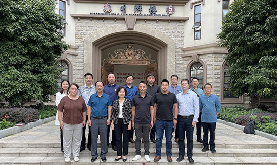 图为会后部分参会领导、老师合影.jpg 图为会后部分参会领导、老师合影.jpg