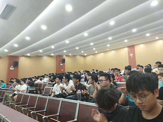 图为学生积极参与互动.jpg 图为学生积极参与互动.jpg
