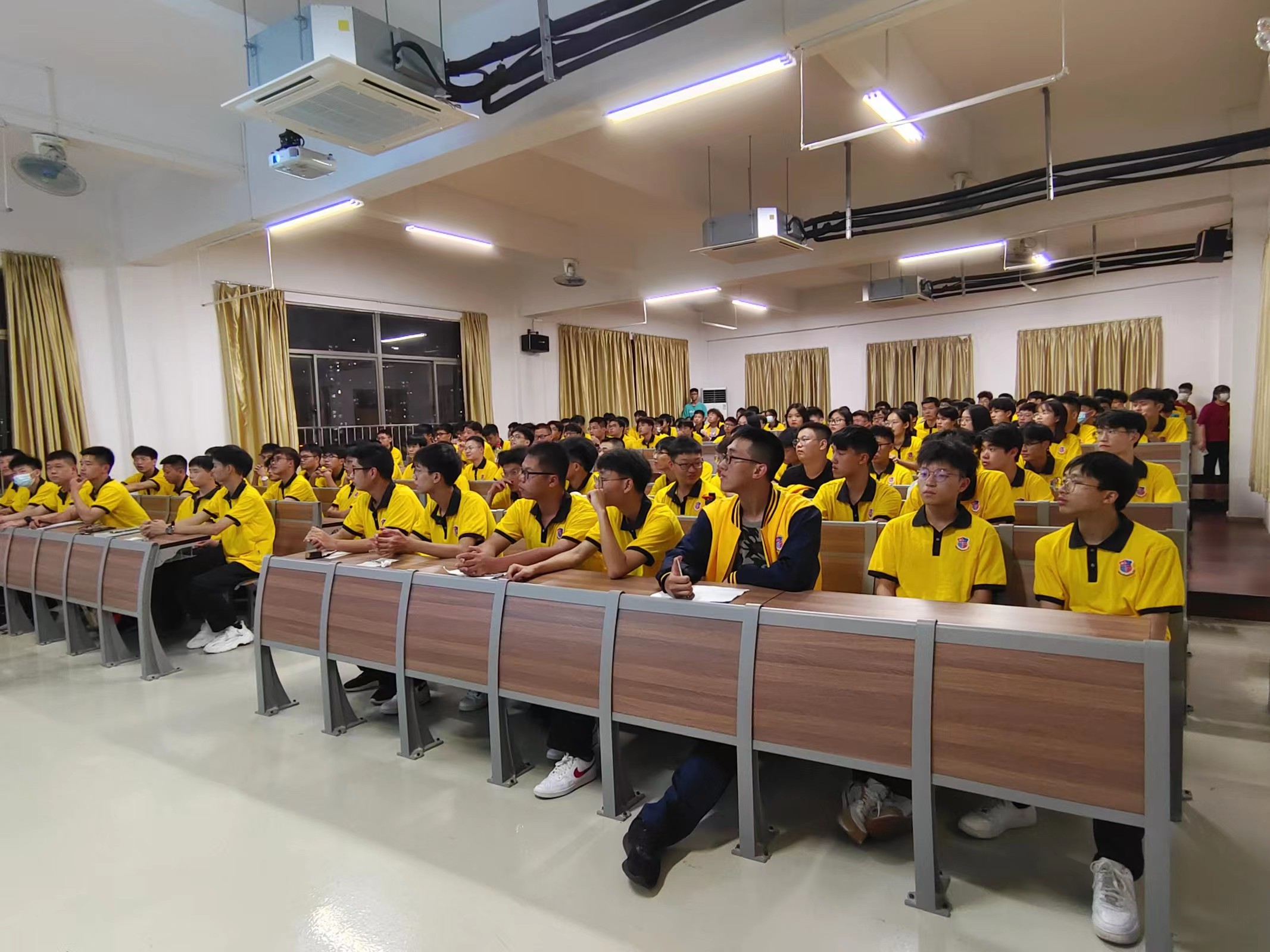 图为22级本科新生认真听讲.jpg 图为22级本科新生认真听讲.jpg