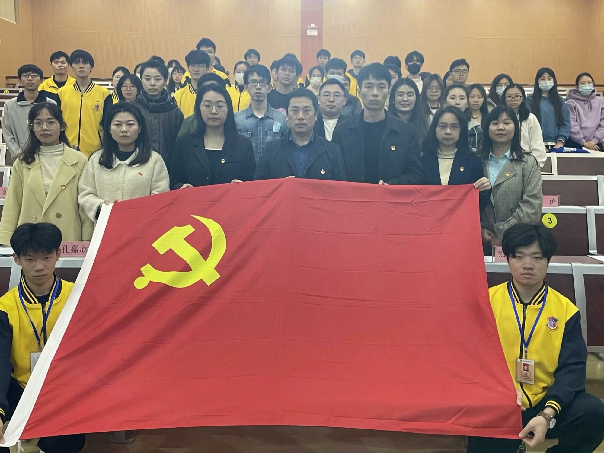 图为线下参会人员合影留念.jpg 图为线下参会人员合影留念.jpg