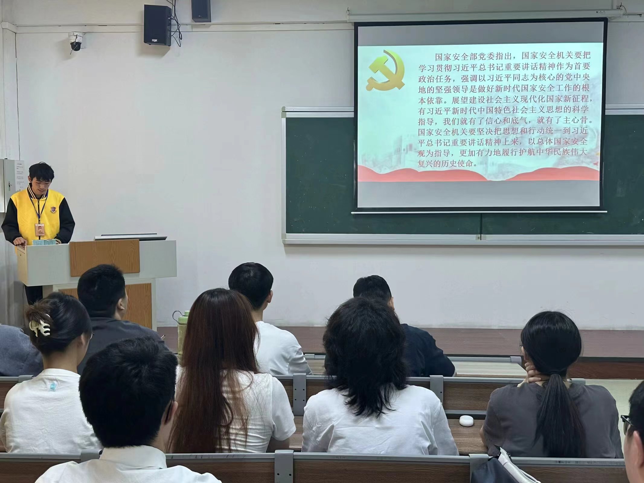 图为参会人员学习第一议题.jpg 图为参会人员学习第一议题.jpg
