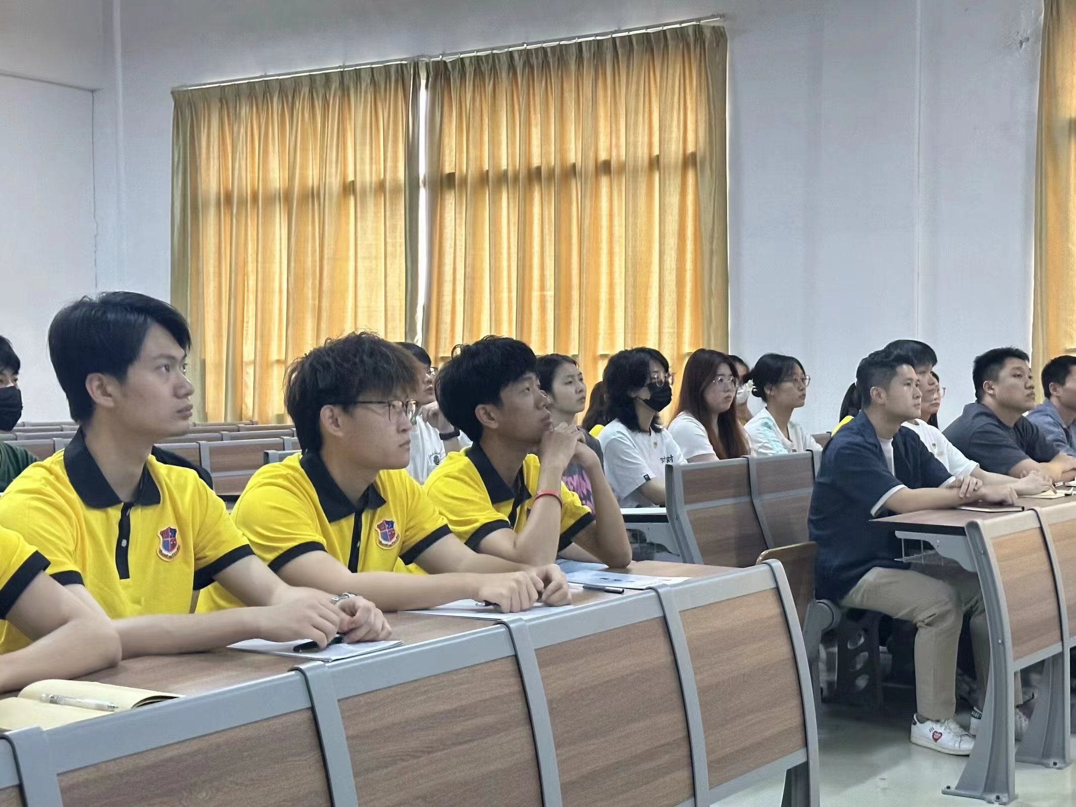 图为参会人员观看视频.jpg 图为参会人员观看视频.jpg