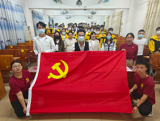 图为集体合影留念.jpg 图为集体合影留念.jpg