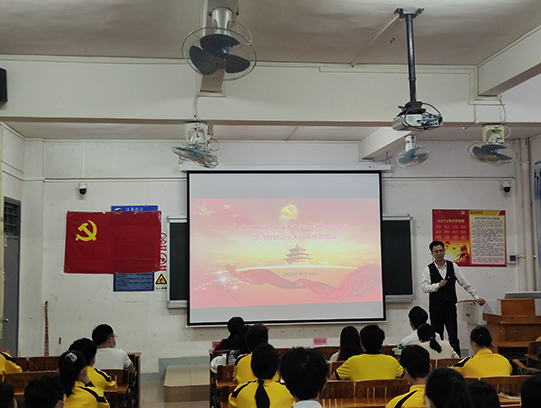 图为韩治国在宣讲中.jpg 图为韩治国在宣讲中.jpg
