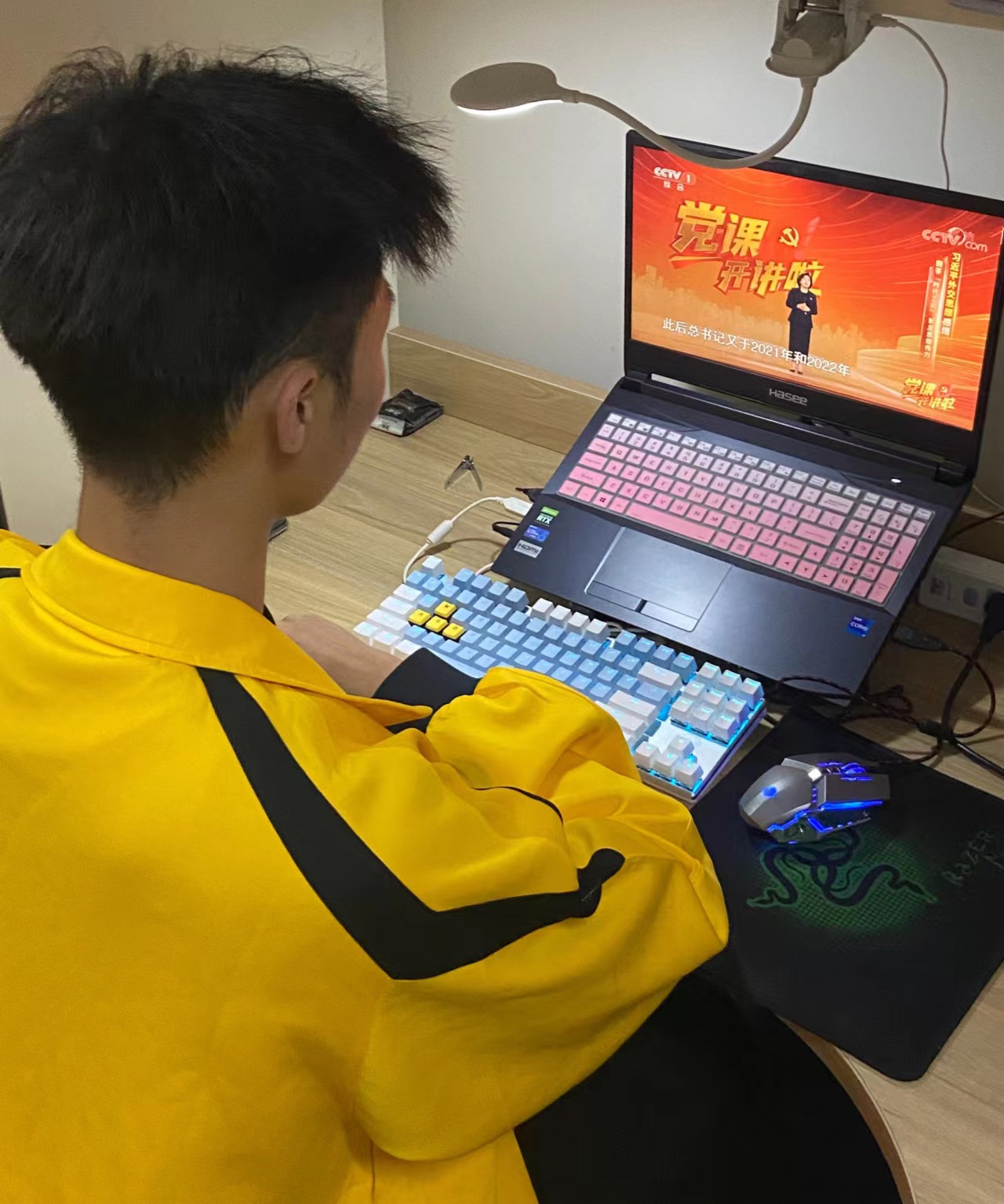 图为入党积极分子认真观看 1.jpg 图为入党积极分子认真观看 1.jpg