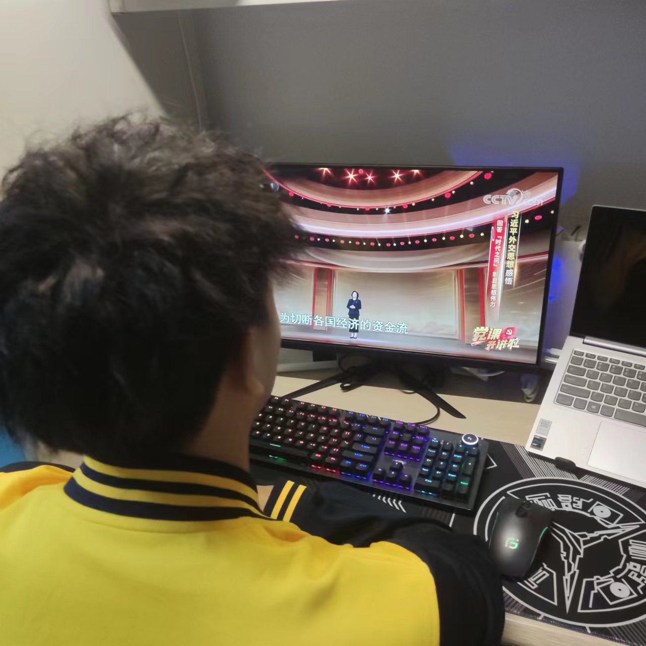 图为入党积极分子认真观看3.jpg 图为入党积极分子认真观看3.jpg