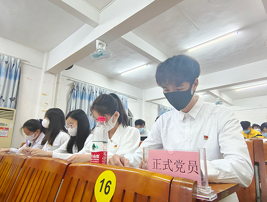 图为在校党员认真做笔记.jpg 图为在校党员认真做笔记.jpg