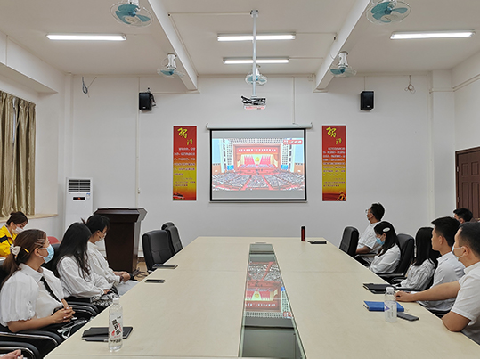 图为师生党员观看直播.jpg 图为师生党员观看直播.jpg