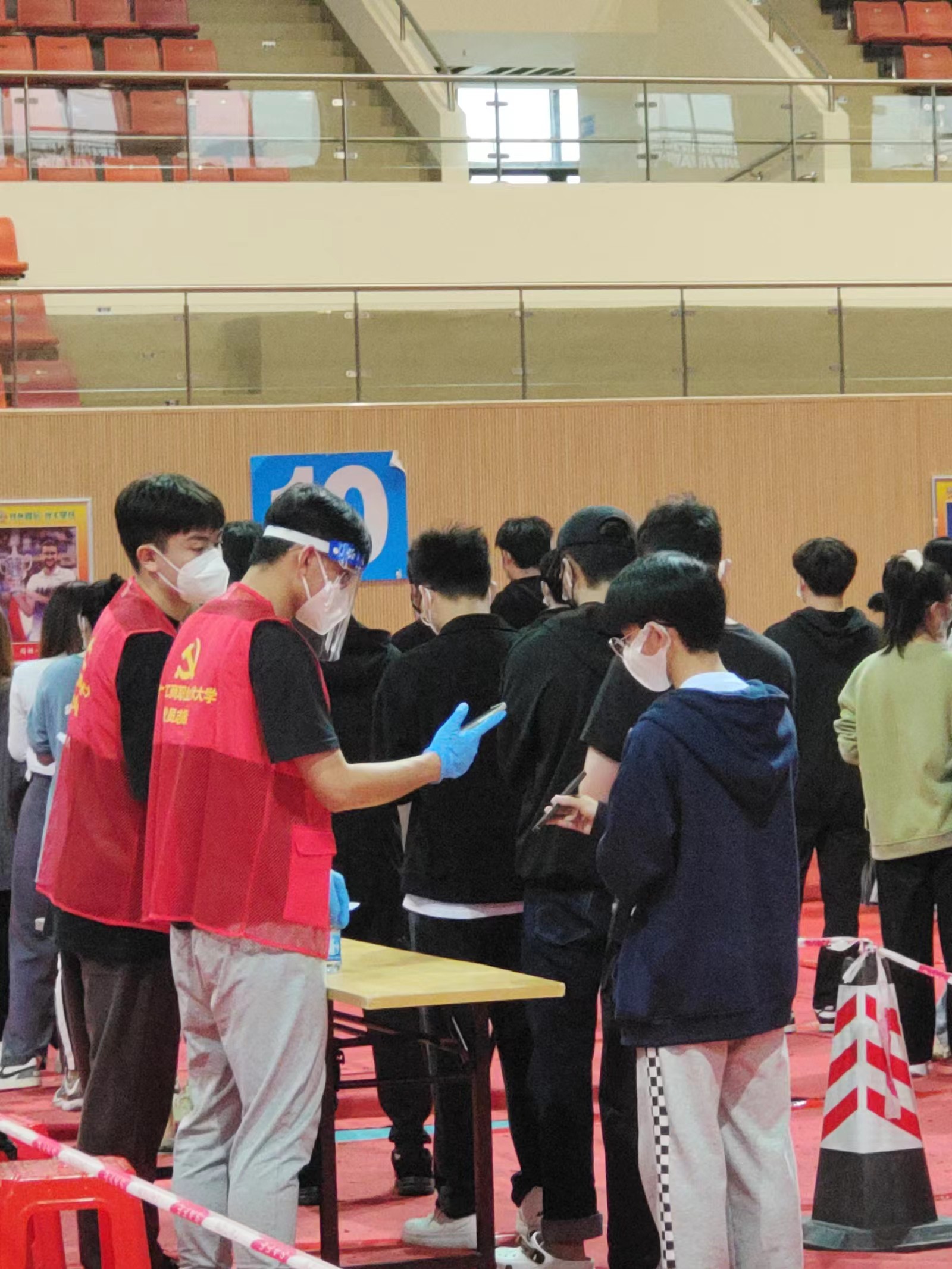 图为党员同志在做核酸信息检录.jpg 图为党员同志在做核酸信息检录.jpg