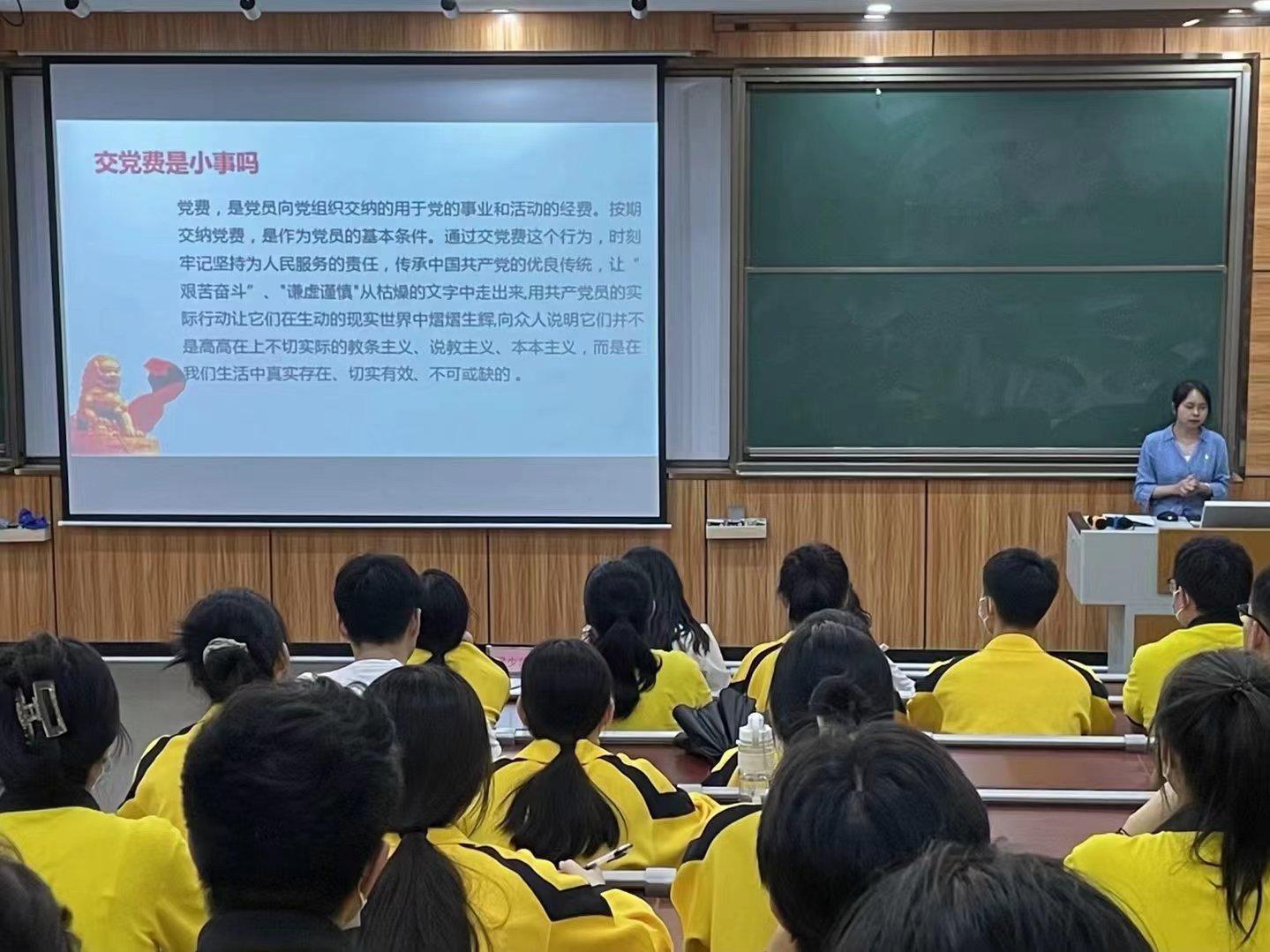 图为梁少萍讲解交党费的重要性.jpg 图为梁少萍讲解交党费的重要性.jpg