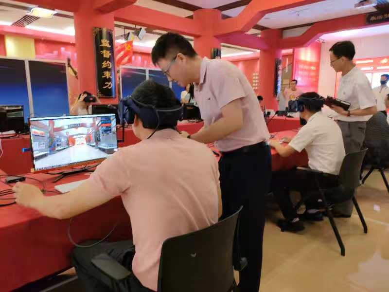 图为借力VR现实虚拟技术沉浸式学习党史场面.jpg 图为借力VR现实虚拟技术沉浸式学习党史场面.jpg