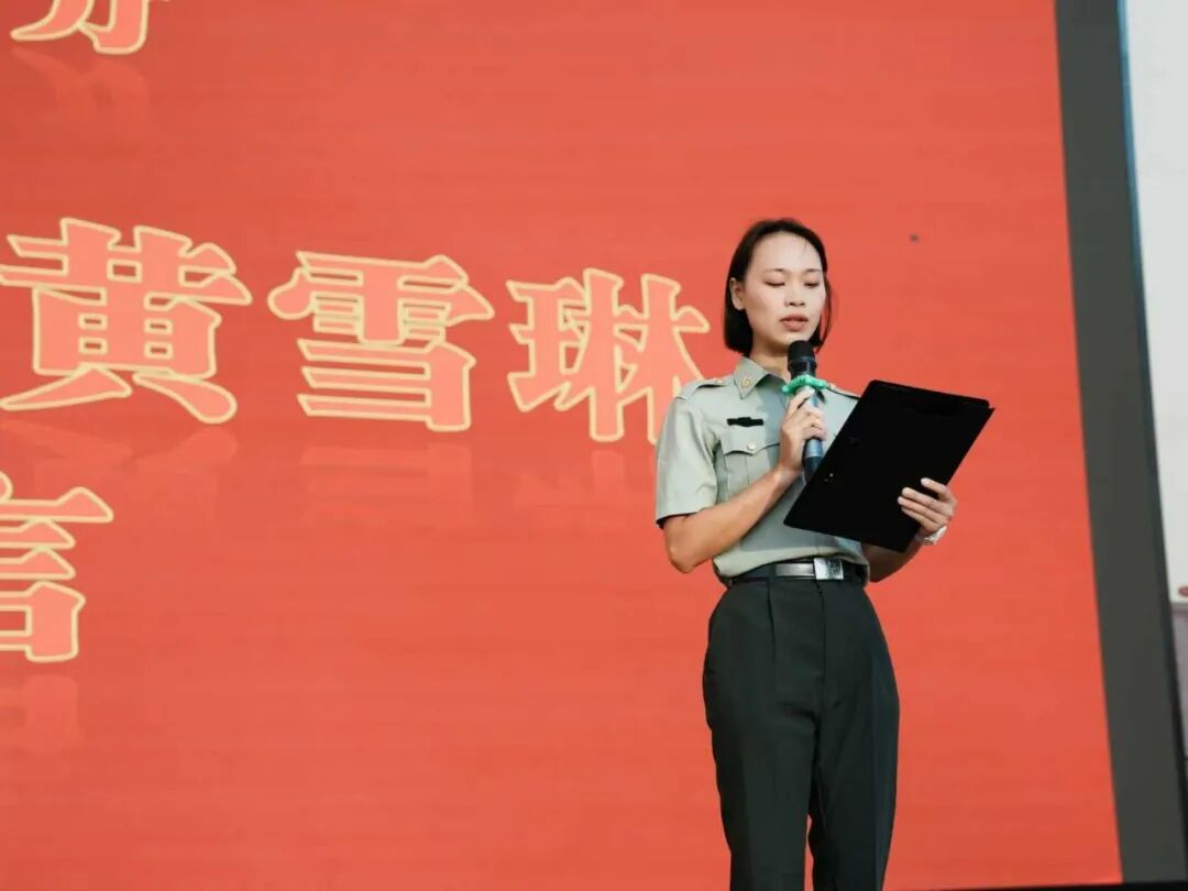 人站在台上
AI 生成的内容可能不正确。 人站在台上
AI 生成的内容可能不正确。