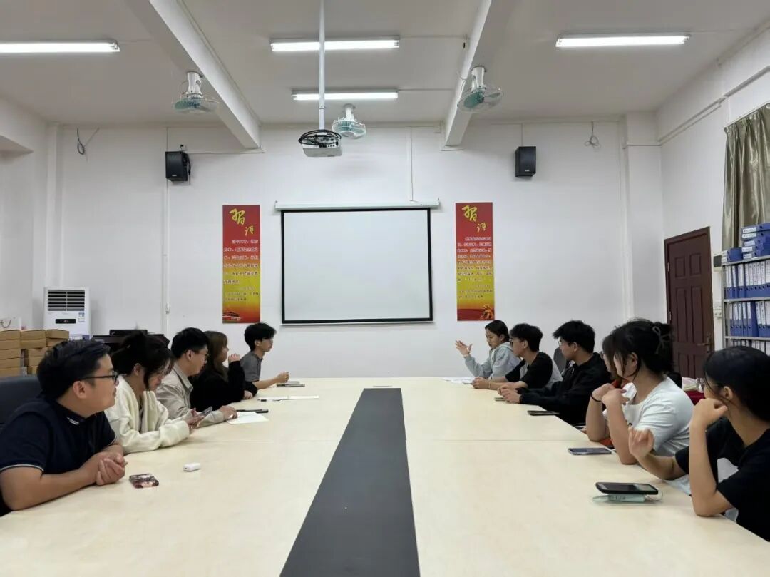 会议室里的人们
AI 生成的内容可能不正确。 会议室里的人们
AI 生成的内容可能不正确。