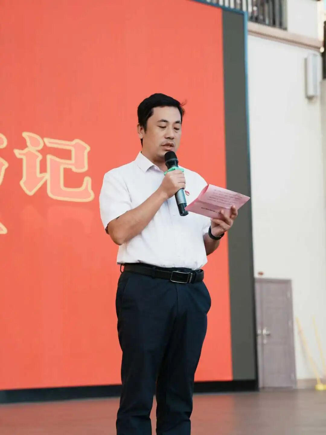 人站在墙边
AI 生成的内容可能不正确。 人站在墙边
AI 生成的内容可能不正确。