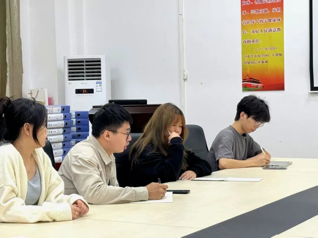 一群人在桌子边
AI 生成的内容可能不正确。 一群人在桌子边
AI 生成的内容可能不正确。