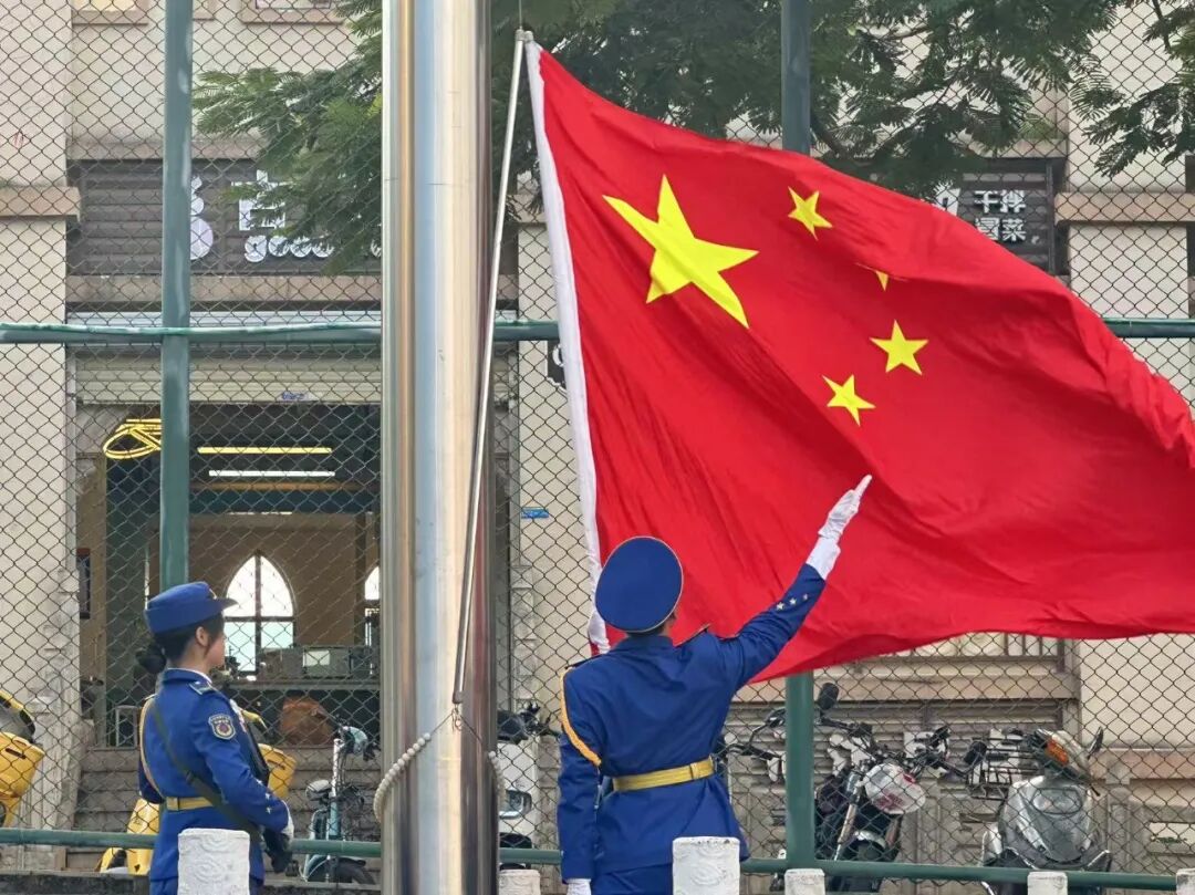 图片包含 人, 建筑, 围栏, 户外
AI 生成的内容可能不正确。 图片包含 人, 建筑, 围栏, 户外
AI 生成的内容可能不正确。