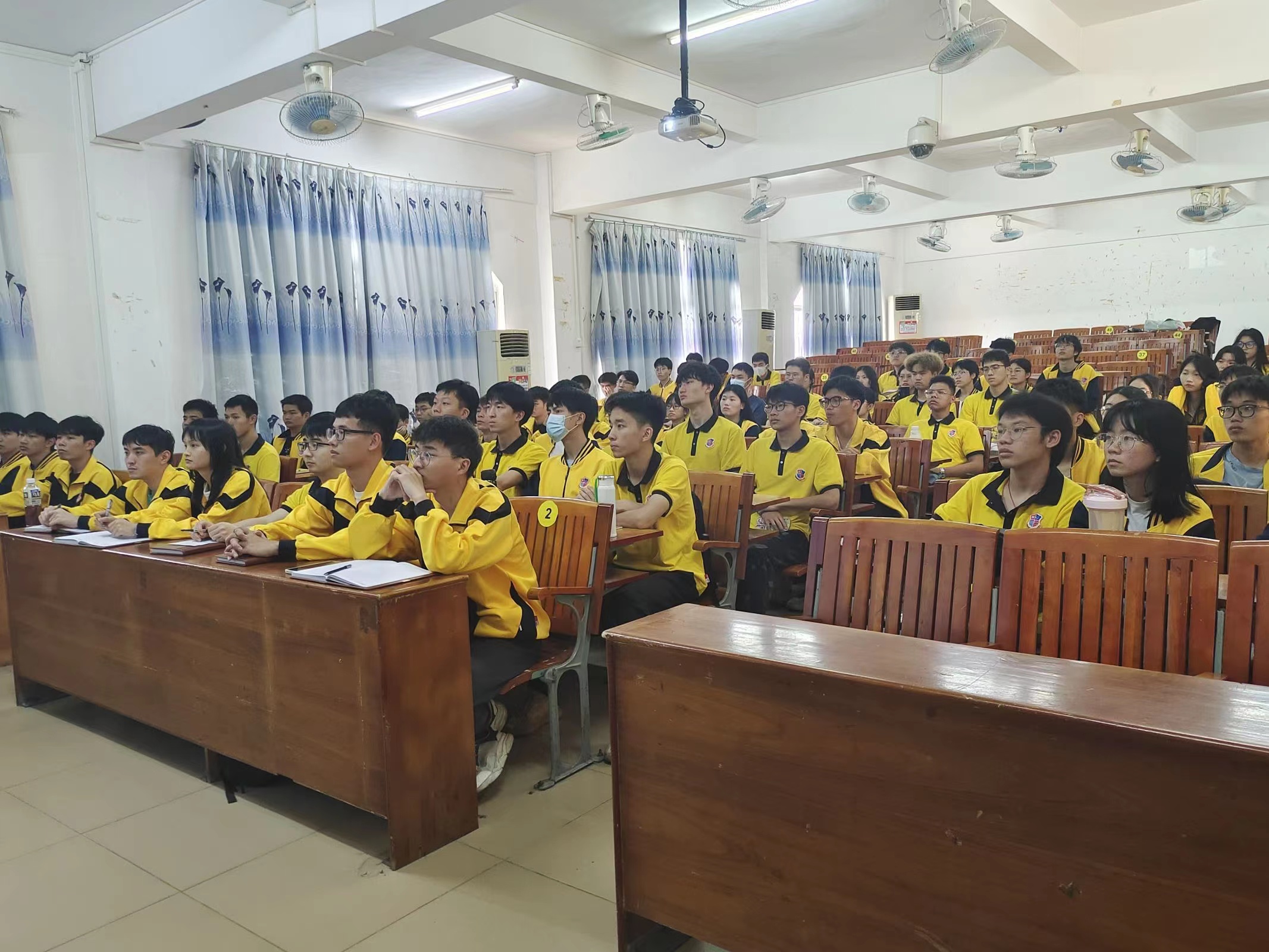 图为会议现场.jpg 图为会议现场.jpg