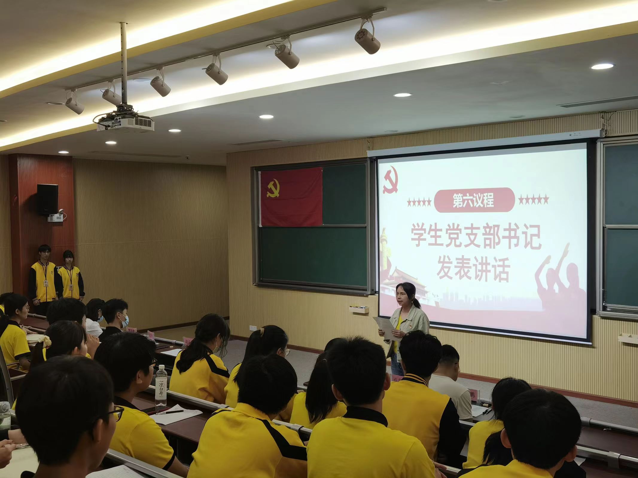 图为梁少萍发表讲话.jpeg 图为梁少萍发表讲话.jpeg
