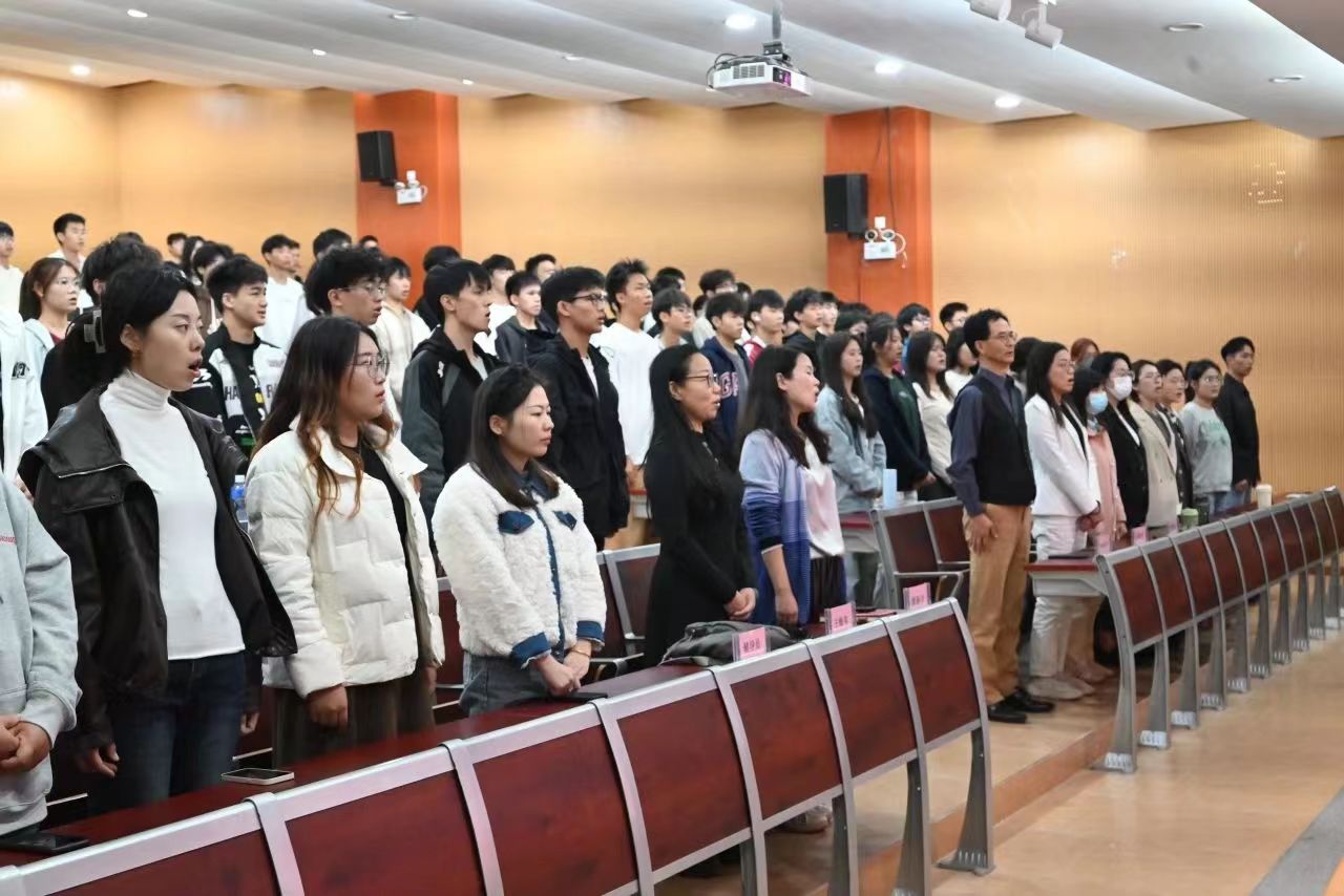 图为全体参会师生奏唱国歌.jpg 图为全体参会师生奏唱国歌.jpg