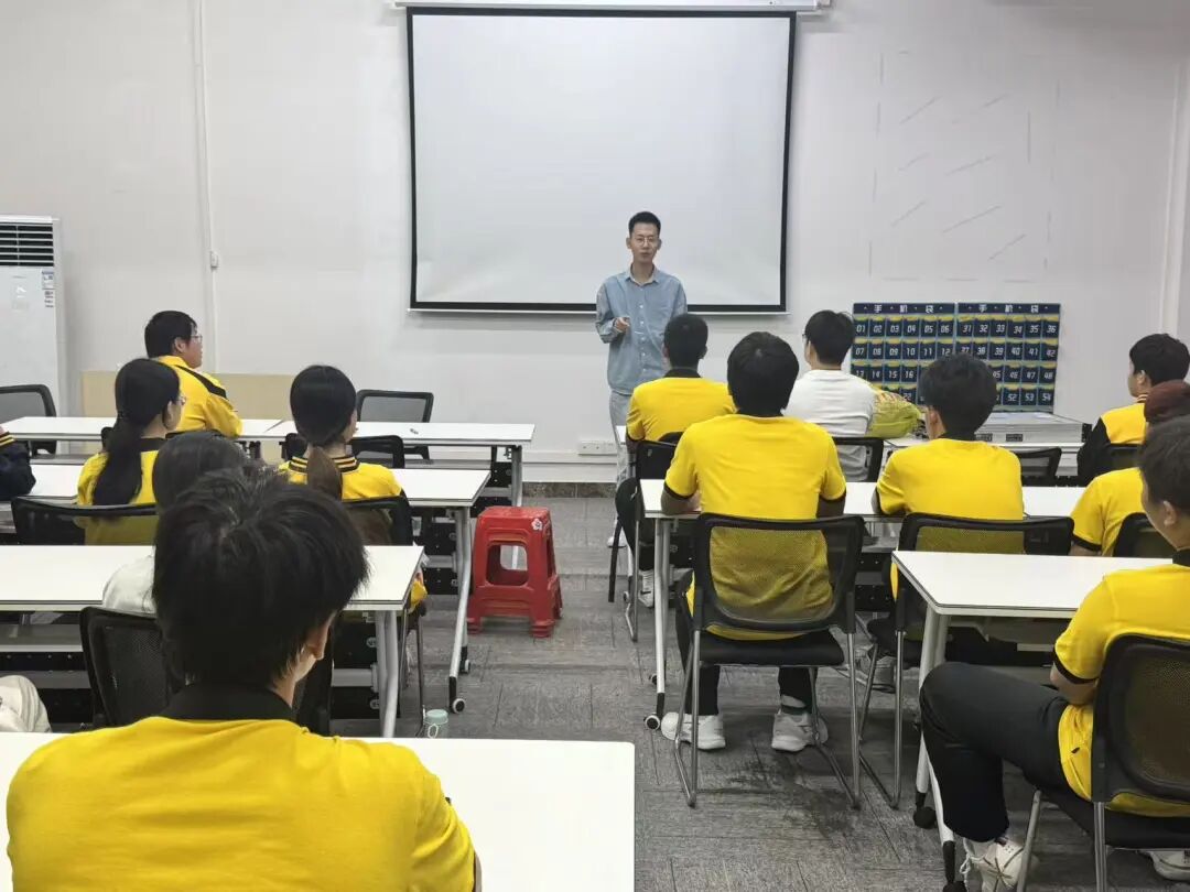 会议室里的人们
AI 生成的内容可能不正确。 会议室里的人们
AI 生成的内容可能不正确。