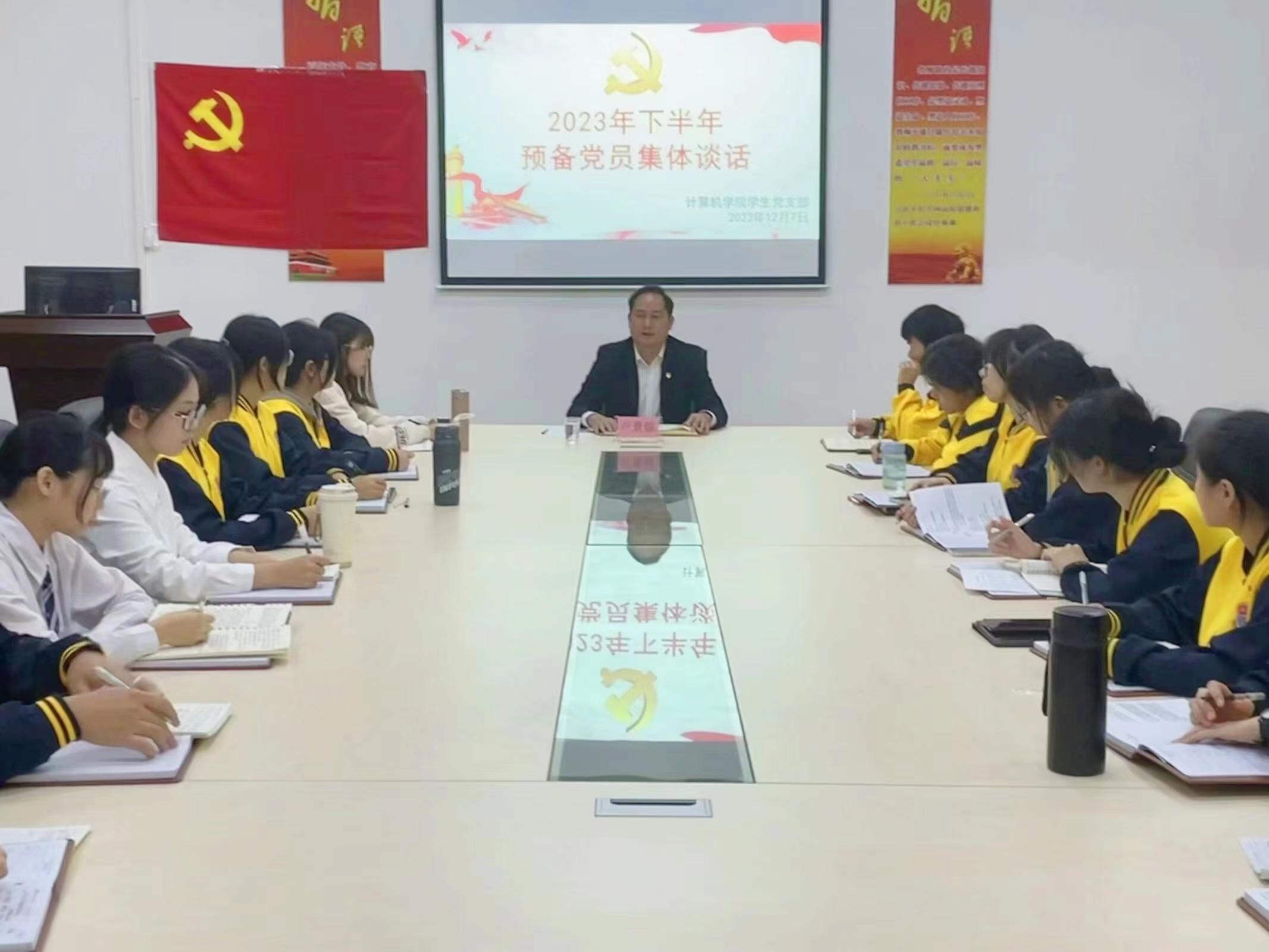 图为集体谈话现场.jpg 图为集体谈话现场.jpg