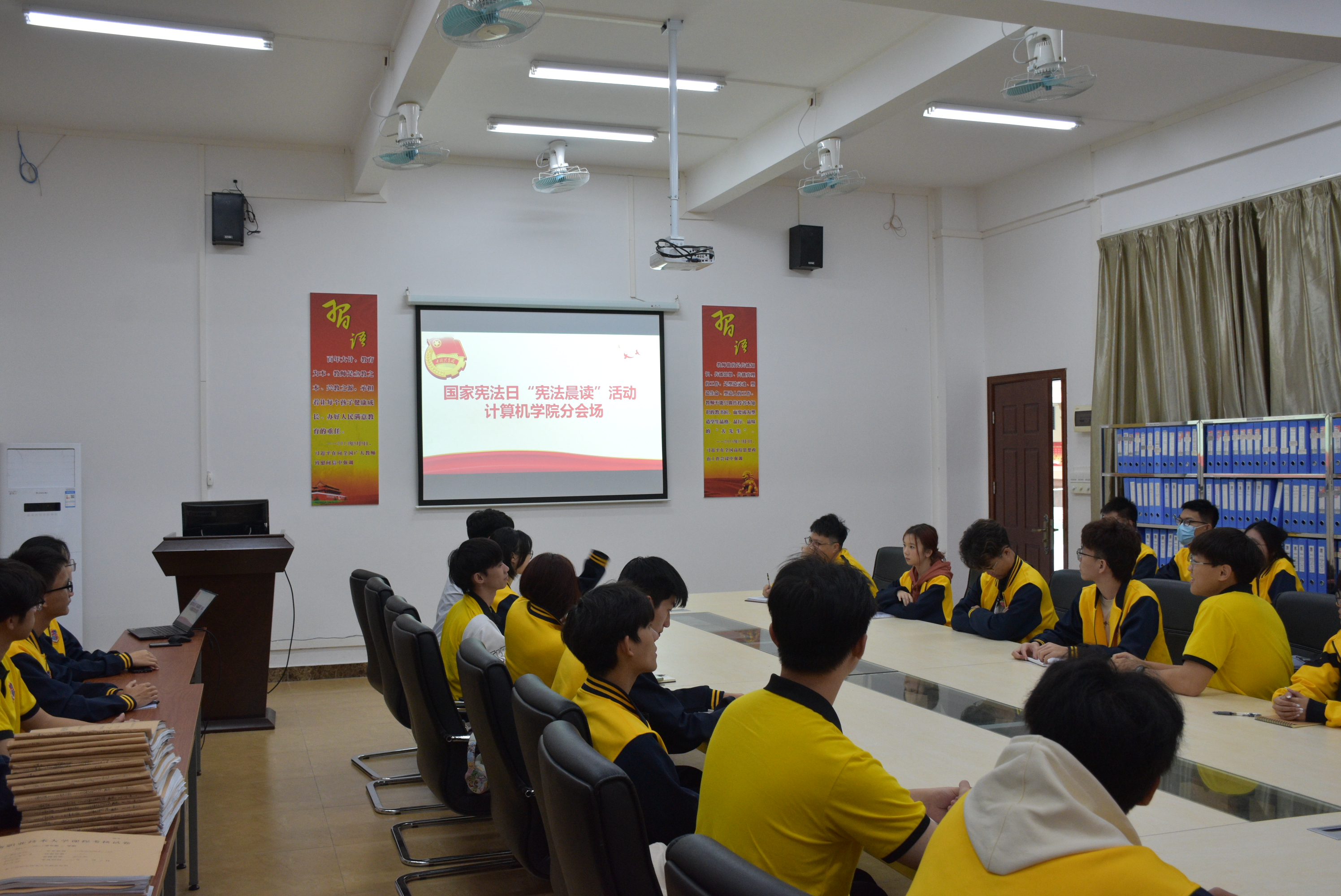 图为与会代表进行讨论.JPG 图为与会代表进行讨论.JPG