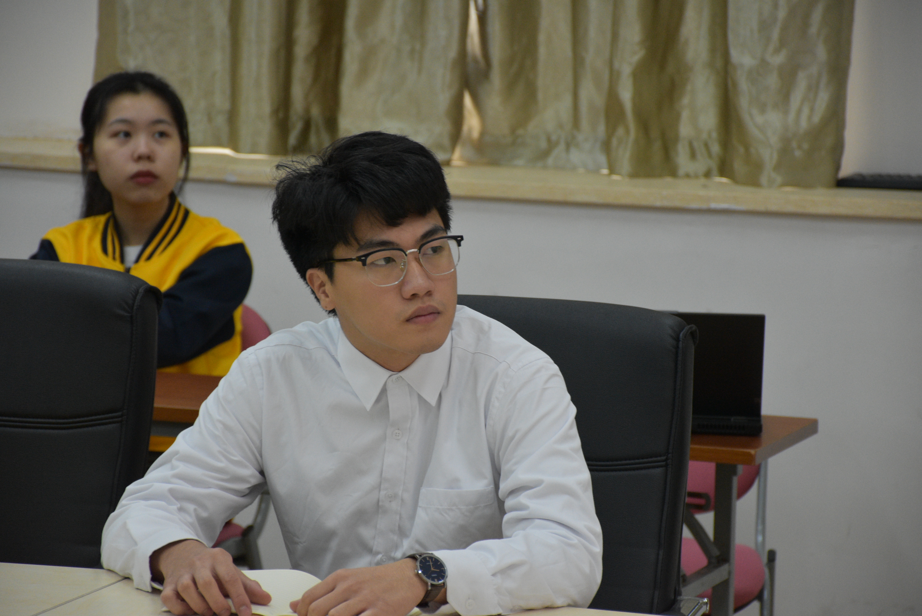 图为与会代表认真收看会议.JPG 图为与会代表认真收看会议.JPG