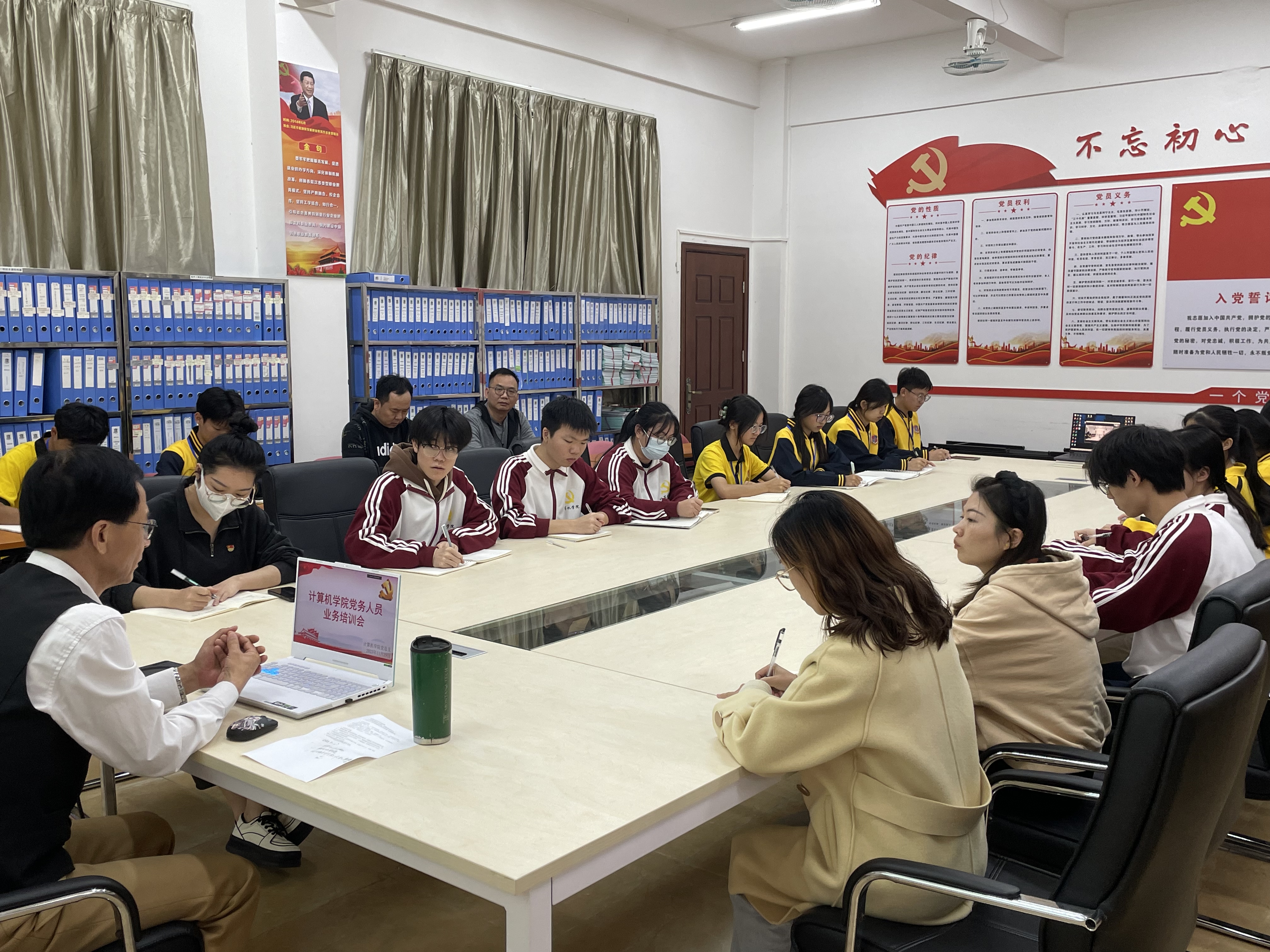 图为参会人员在认真听讲.jpg 图为参会人员在认真听讲.jpg