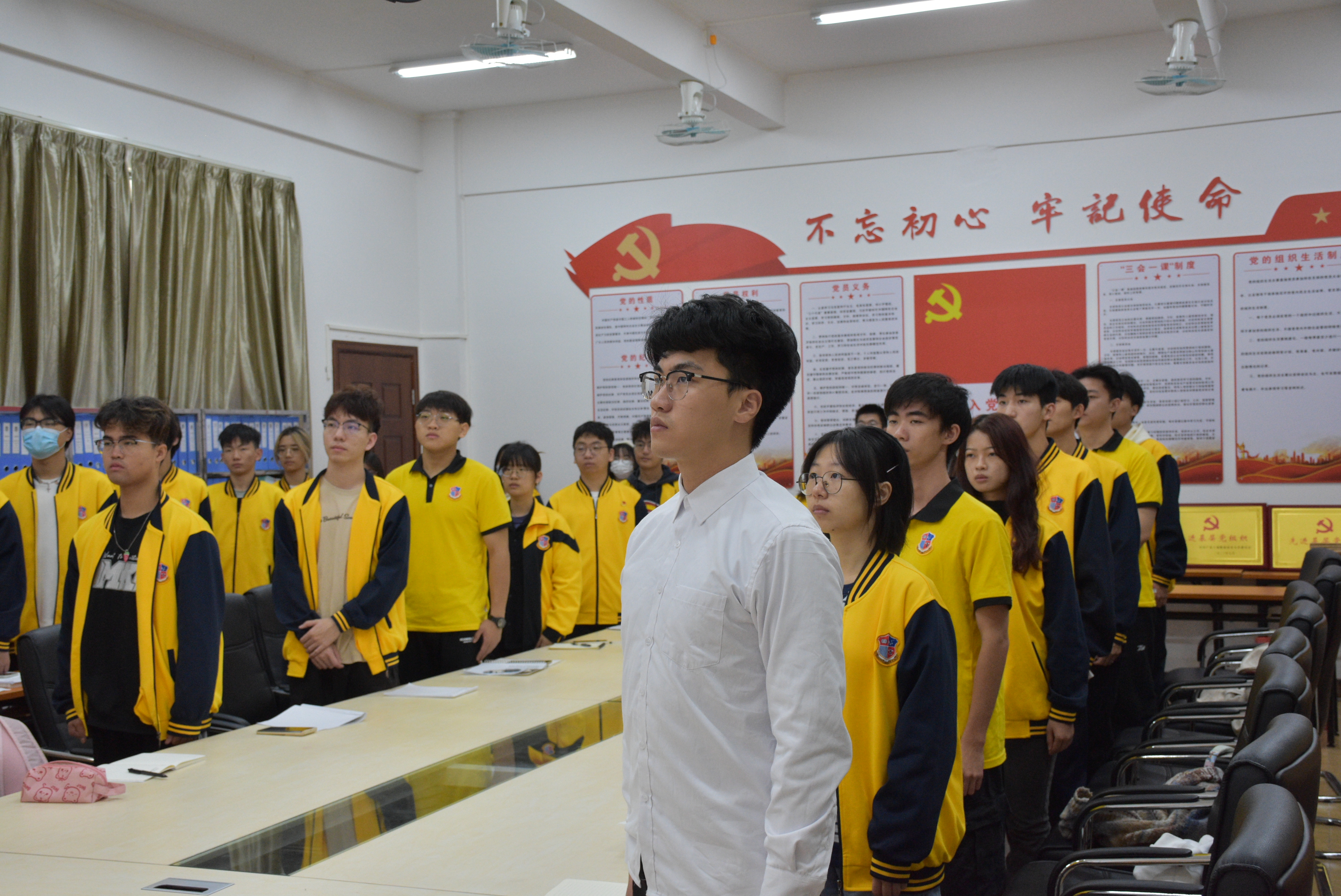 图为与会代表跟读宪法.JPG 图为与会代表跟读宪法.JPG