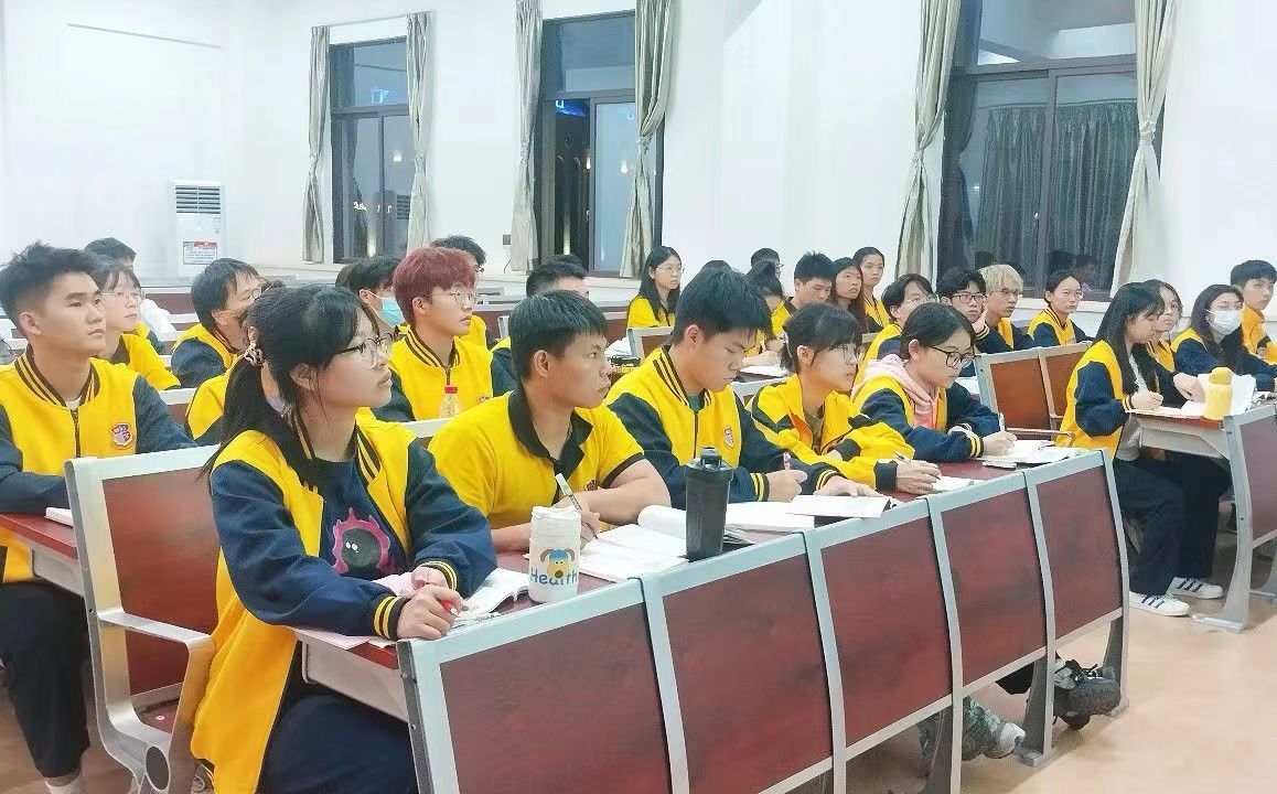 图为入党积极分子在认真听讲.jpg 图为入党积极分子在认真听讲.jpg