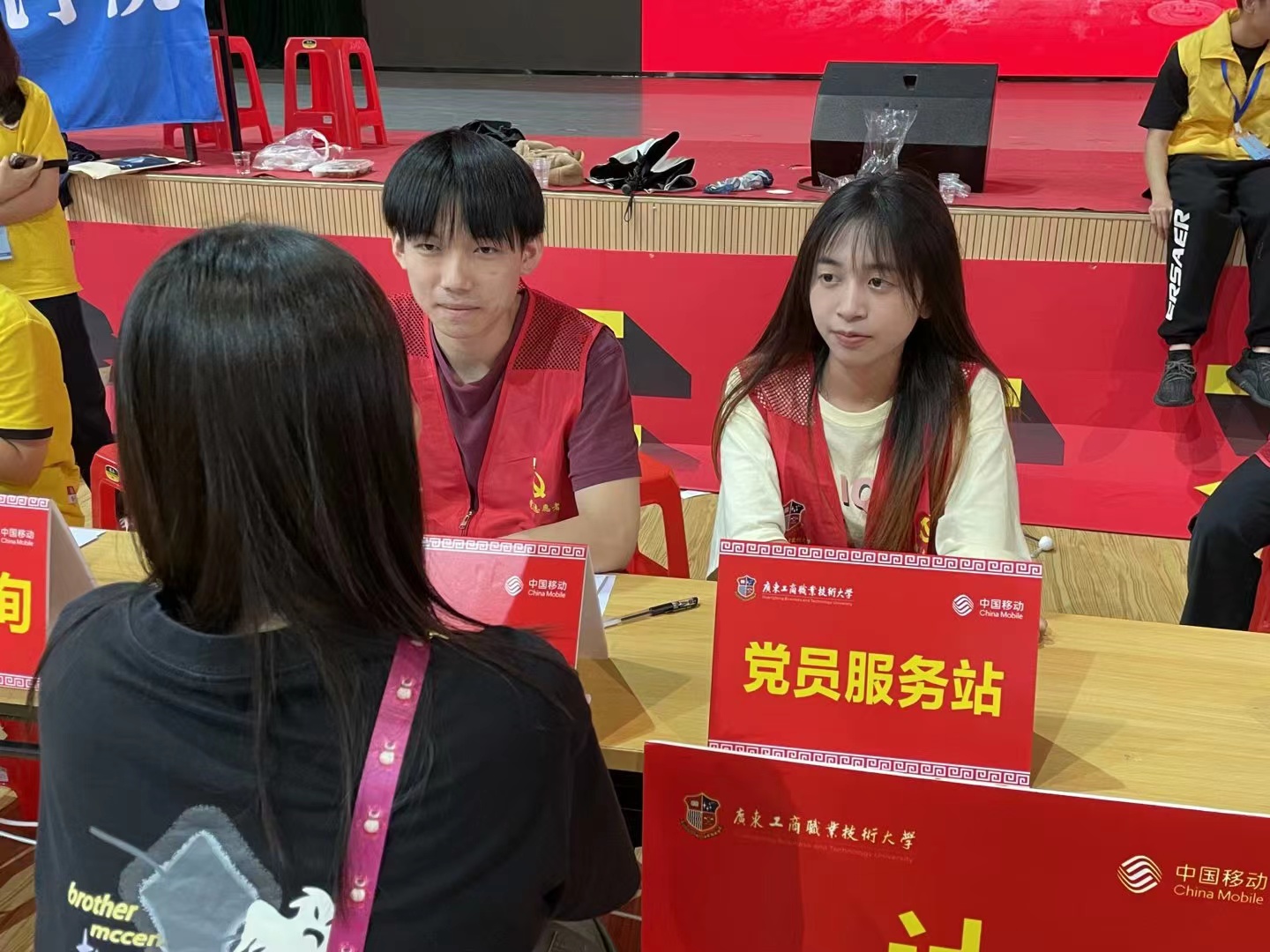 图为党员答疑解惑.jpg 图为党员答疑解惑.jpg
