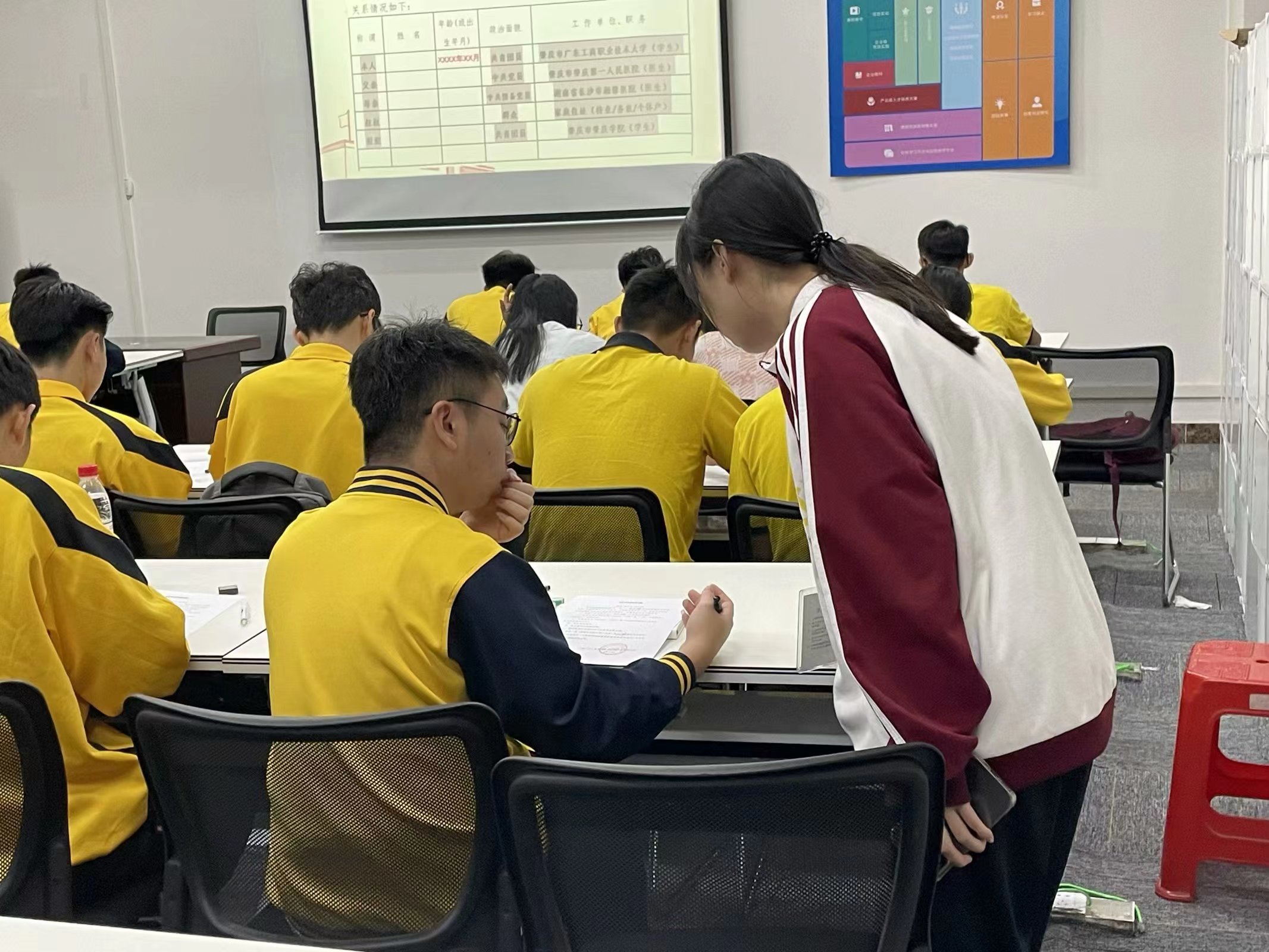 图为工作人员现场解答疑问.jpg 图为工作人员现场解答疑问.jpg