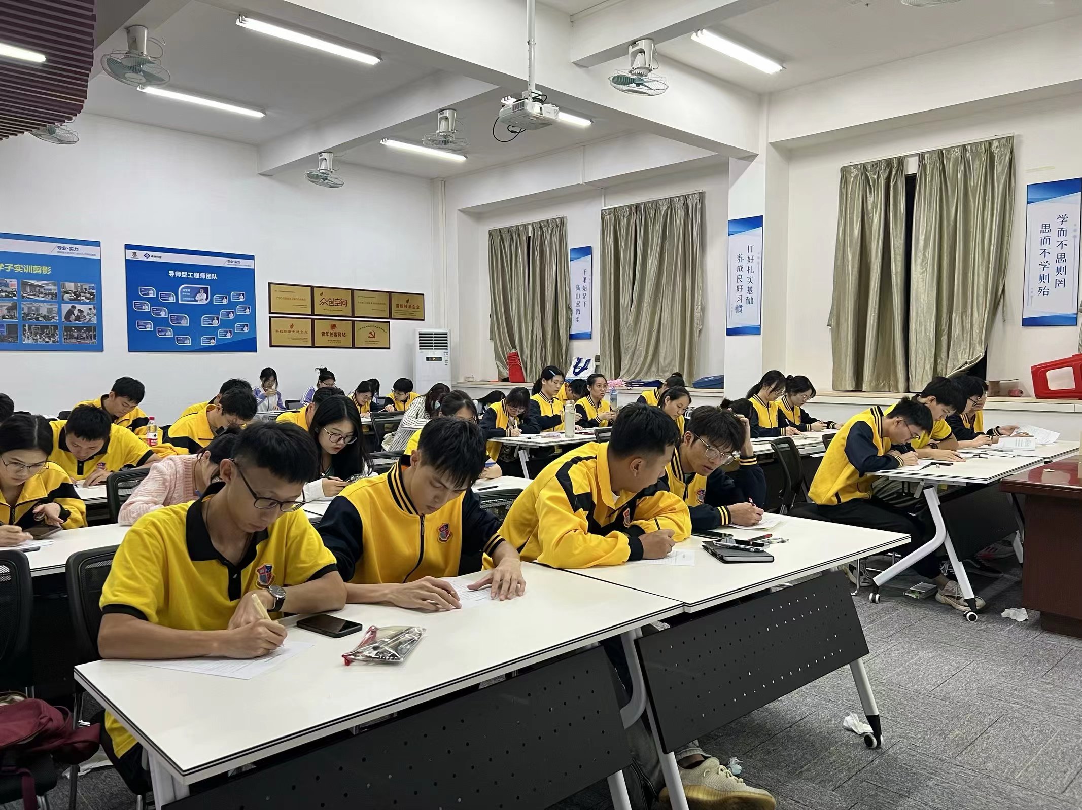 图为参会人员认真听讲.jpg 图为参会人员认真听讲.jpg