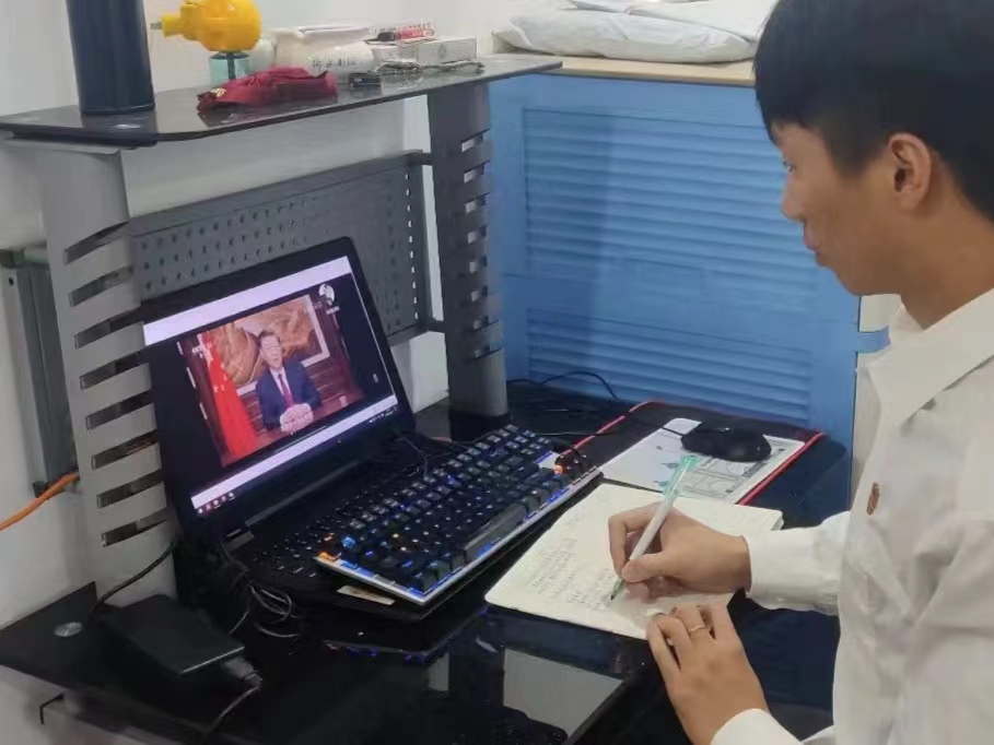 图为师生党员认真观看视频1.jpg 图为师生党员认真观看视频1.jpg