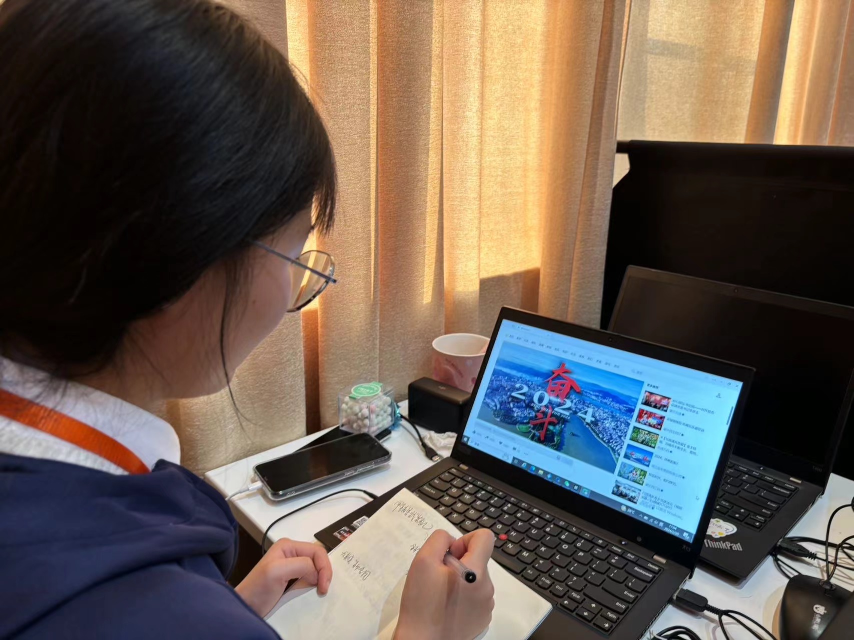 图二为学生党员观看视频.jpg 图二为学生党员观看视频.jpg