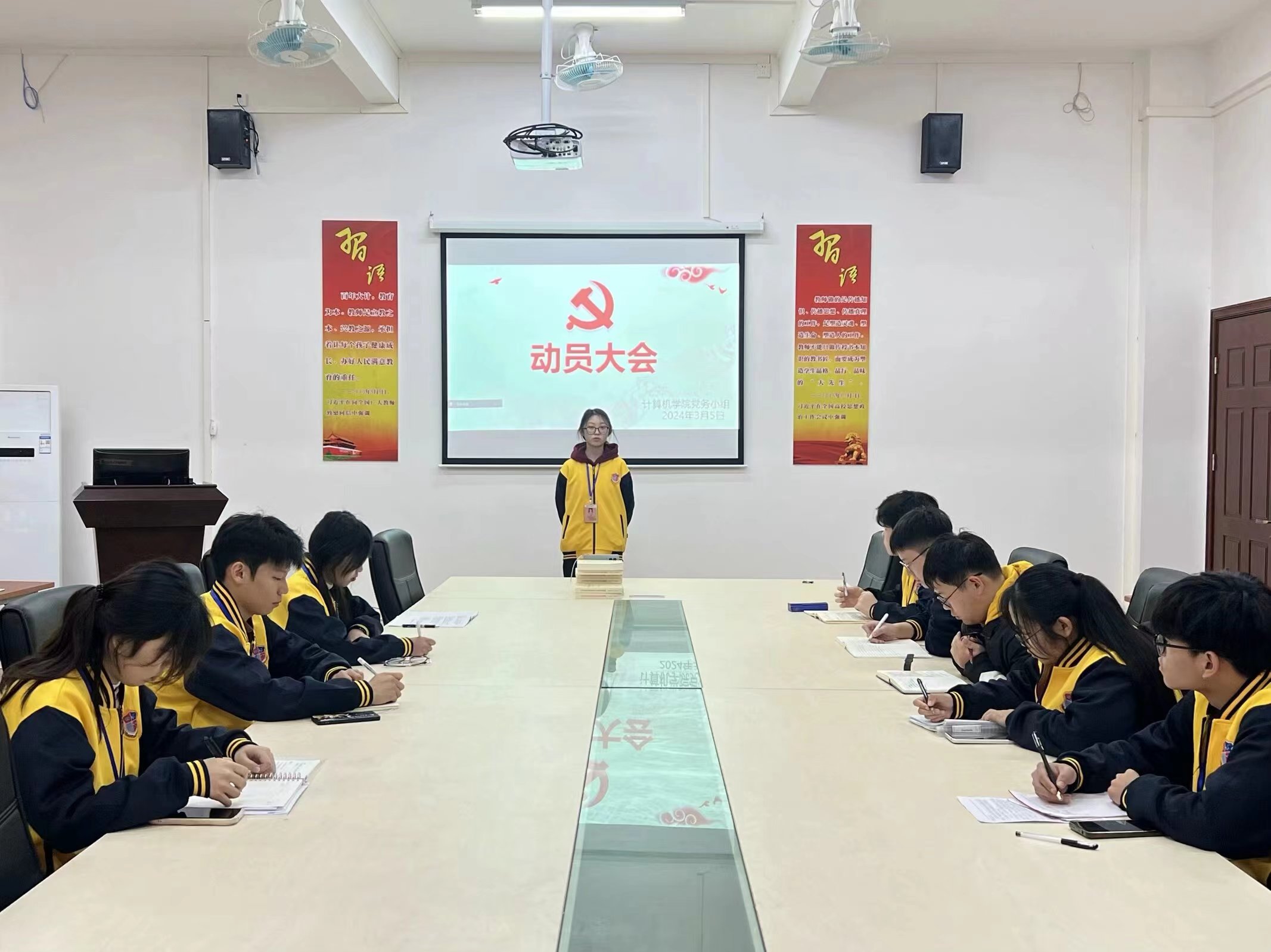 图为23级考核干事上台发言.jpg 图为23级考核干事上台发言.jpg