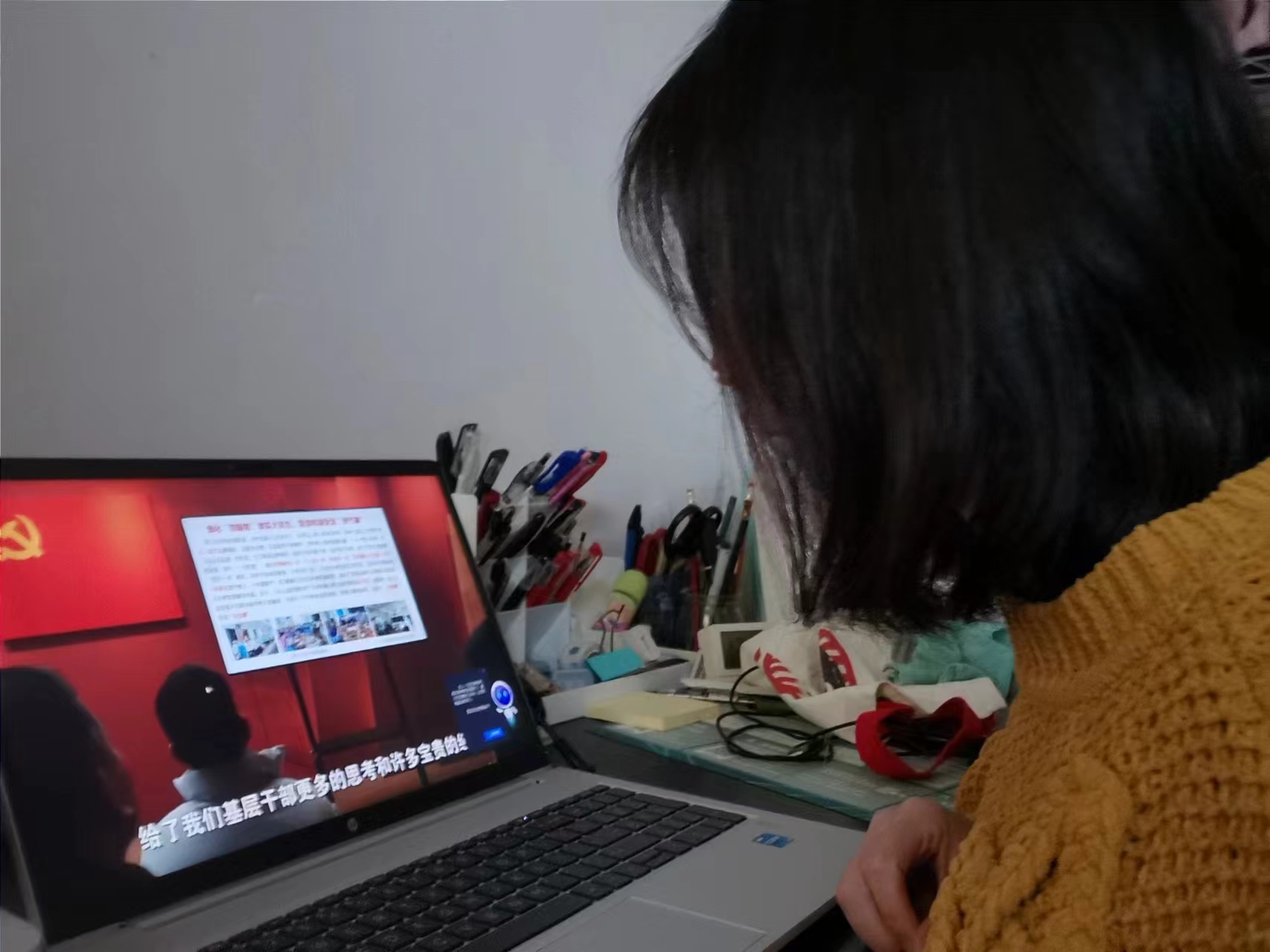 图六为教师党员观看视频.jpg 图六为教师党员观看视频.jpg