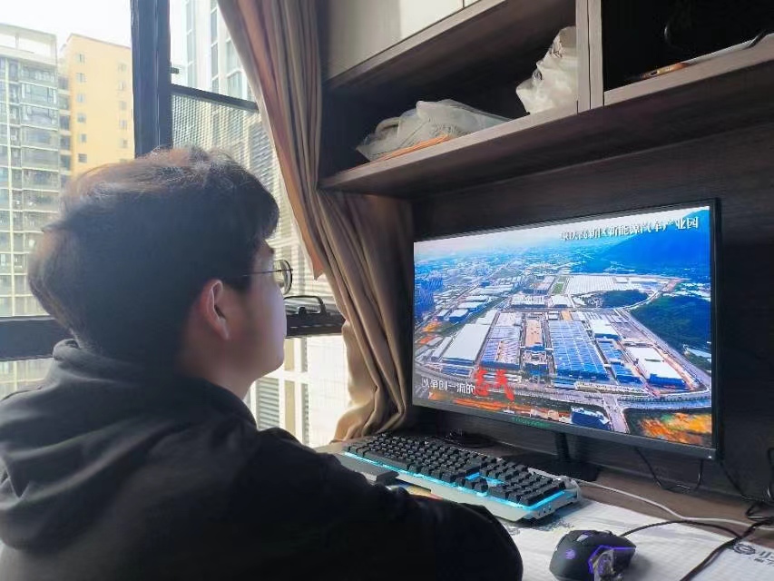 图三为学生党员观看视频.jpg 图三为学生党员观看视频.jpg