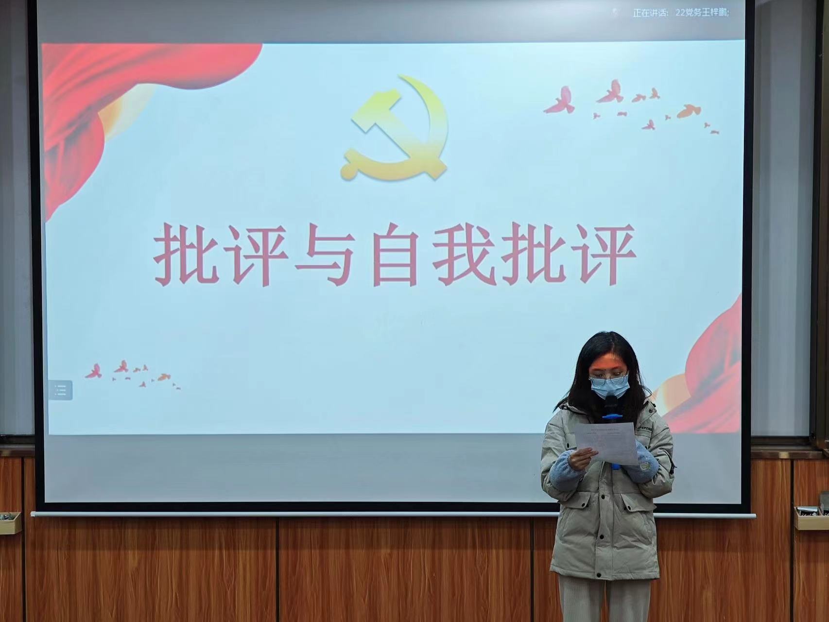 图为党员同志在作批评与自我批评(2).jpg 图为党员同志在作批评与自我批评(2).jpg