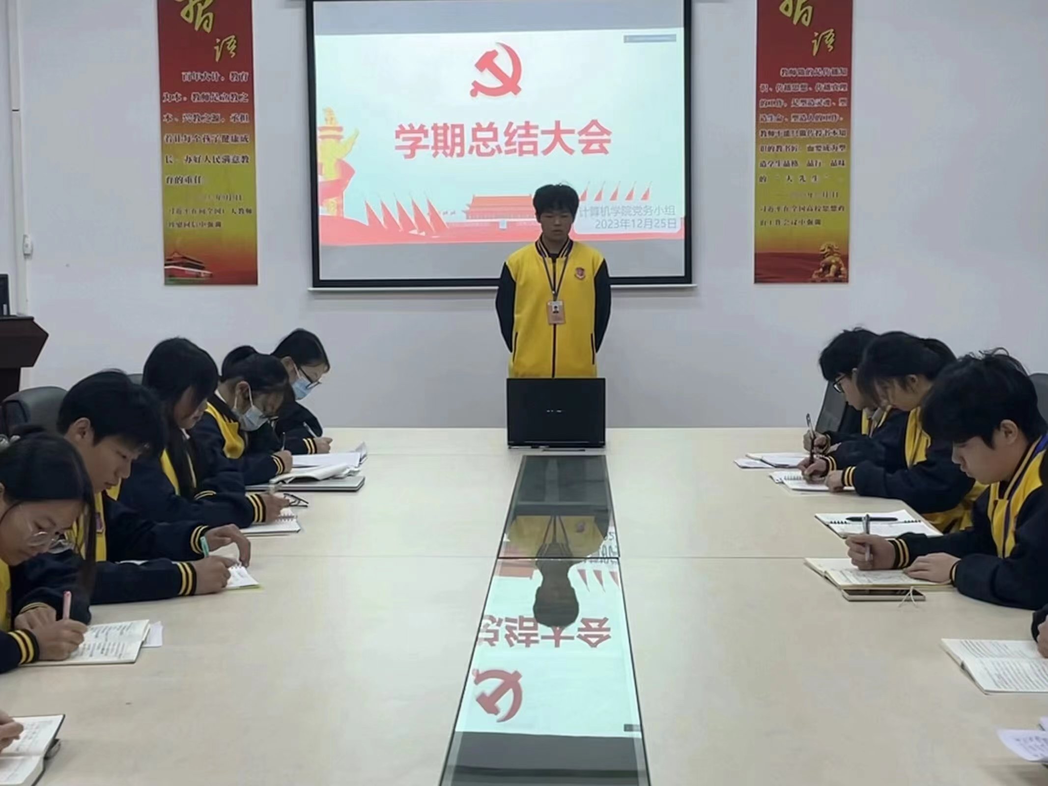 图为23级考核干事在总结汇报.jpg 图为23级考核干事在总结汇报.jpg