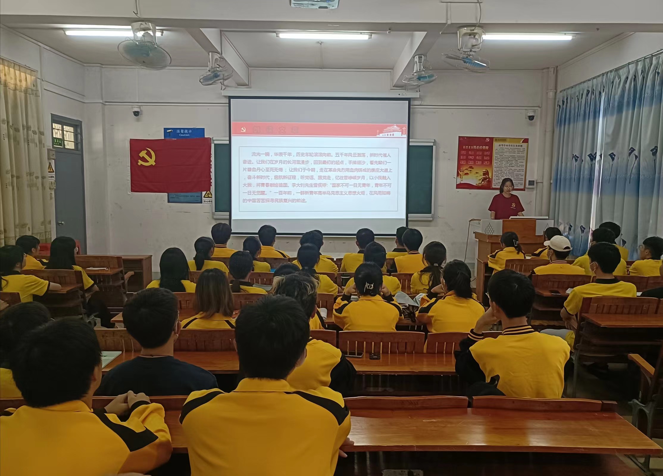 图为朗读现场.jpg 图为朗读现场.jpg