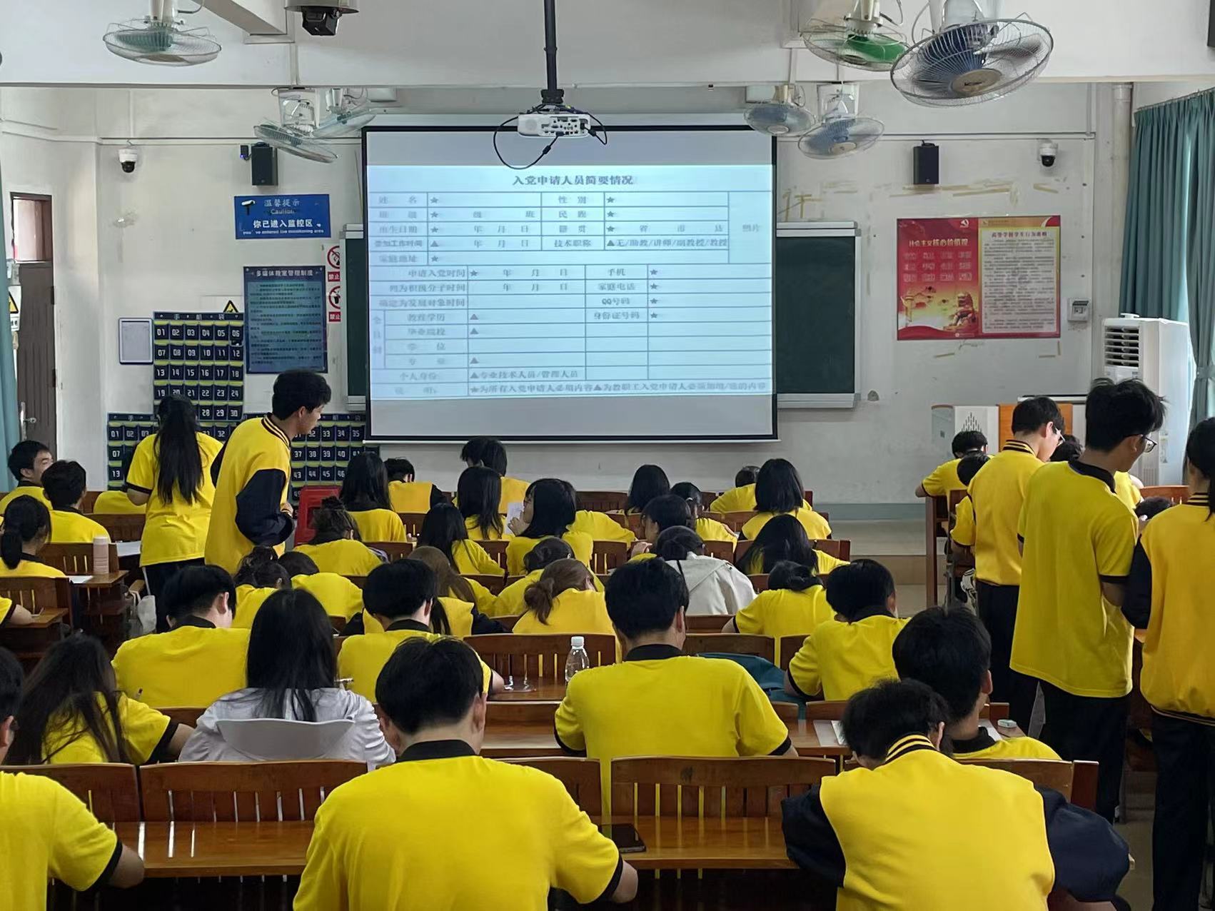 图为工作人员现场解答疑问.jpg 图为工作人员现场解答疑问.jpg