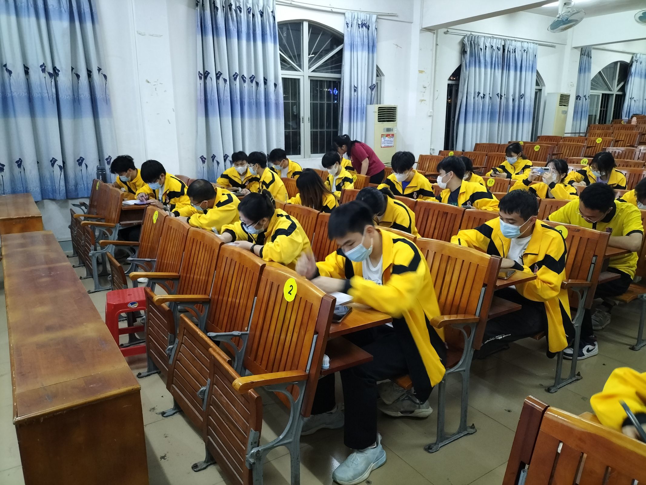 图为发展对象填写政审调查函.jpg 图为发展对象填写政审调查函.jpg
