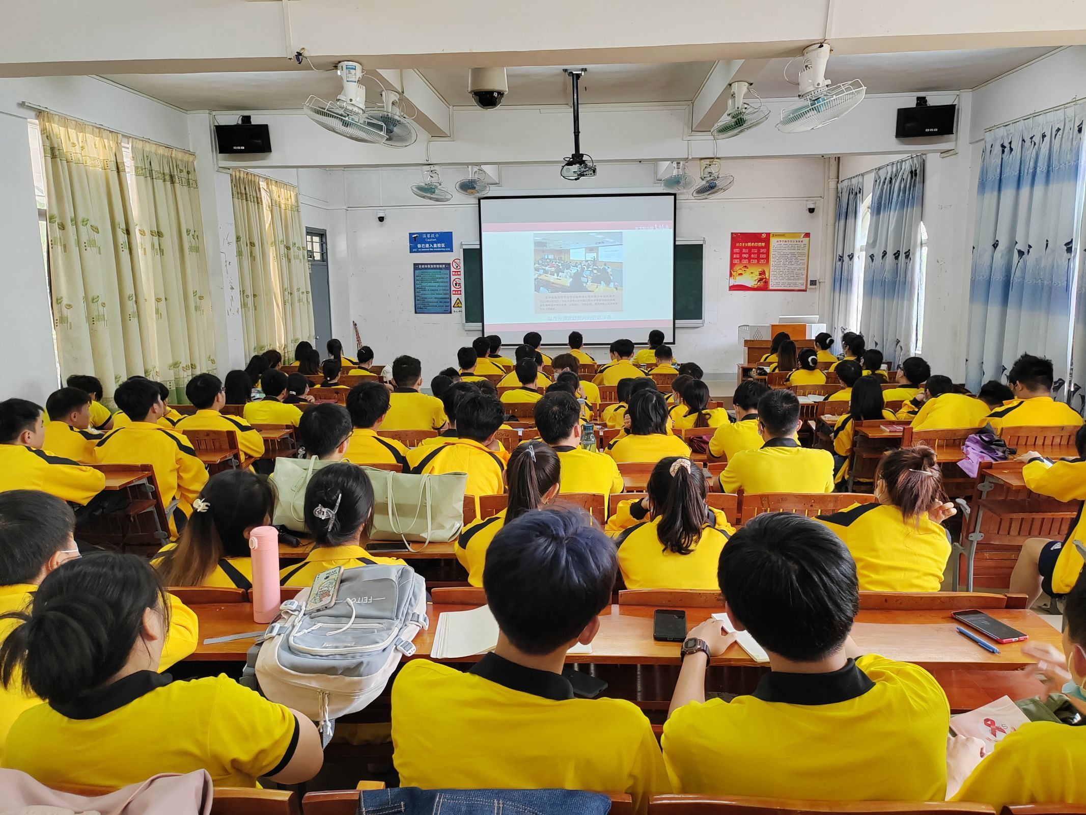 图为入党积极分子在观看视频 .jpg 图为入党积极分子在观看视频 .jpg
