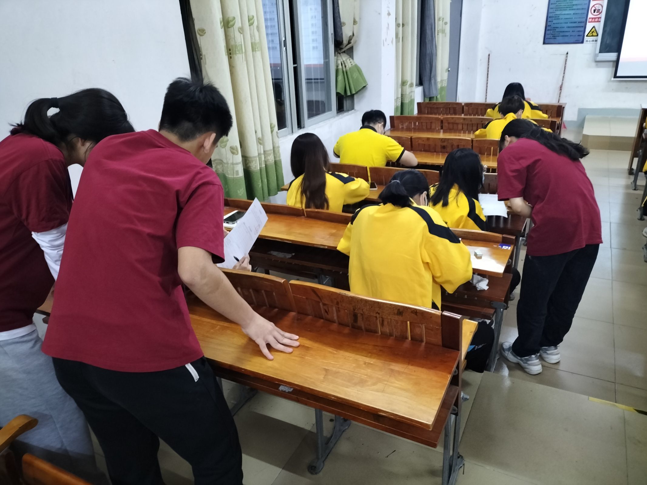 图为工作人员帮助发展对象现场解决问题.jpg 图为工作人员帮助发展对象现场解决问题.jpg