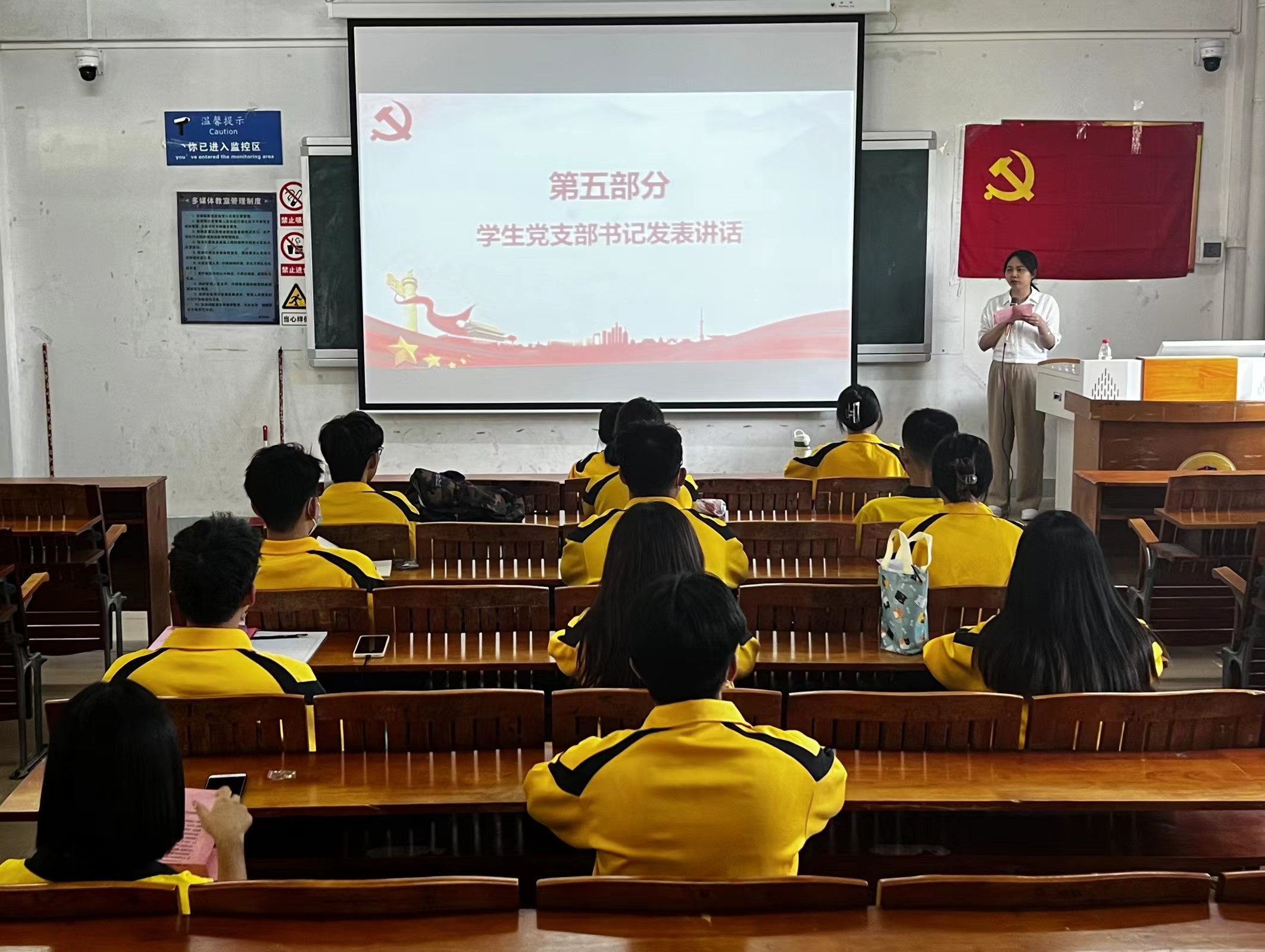 图为梁少萍发表讲话.jpg 图为梁少萍发表讲话.jpg