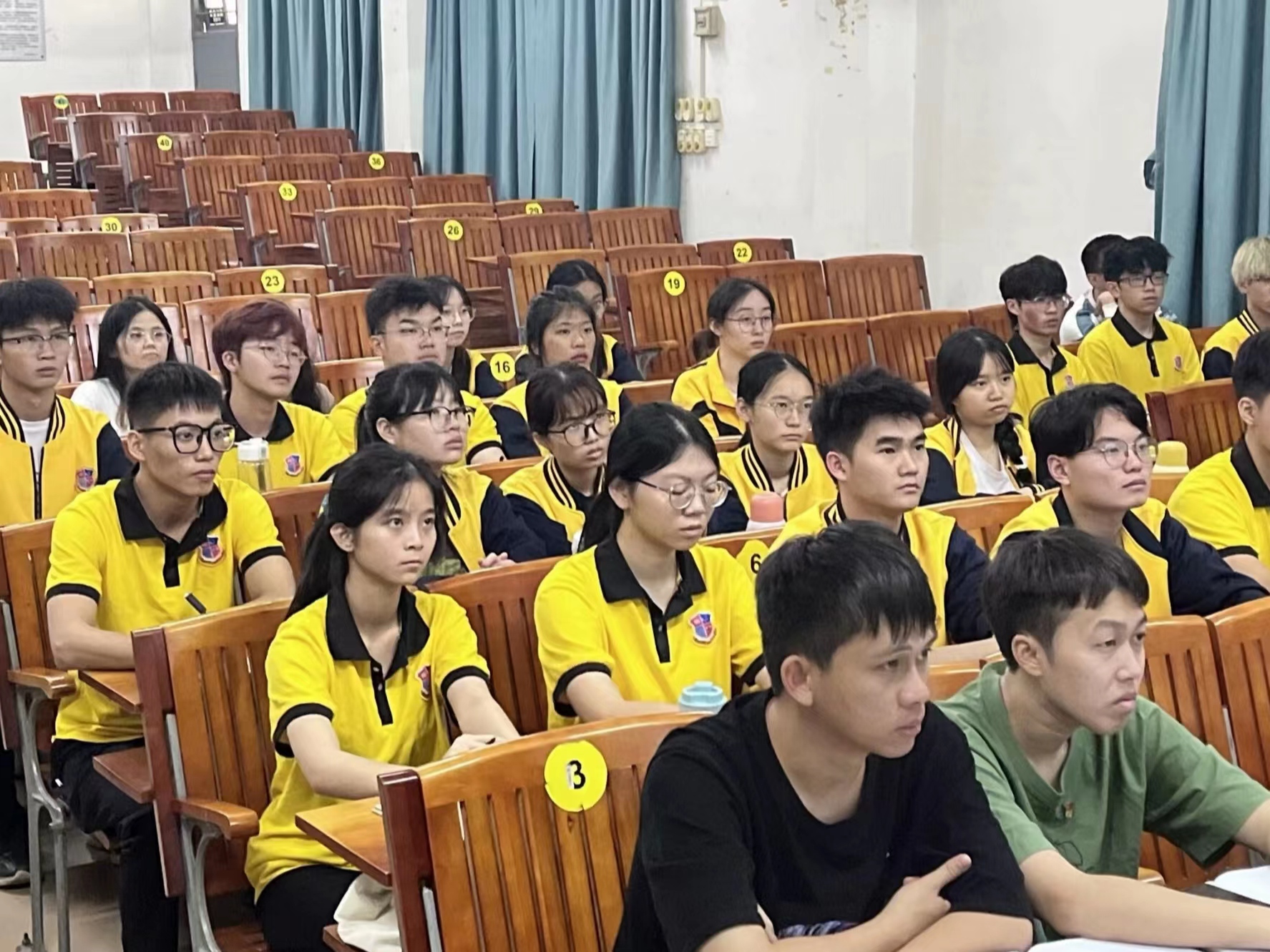图为参会人员学习第一议题.jpg 图为参会人员学习第一议题.jpg